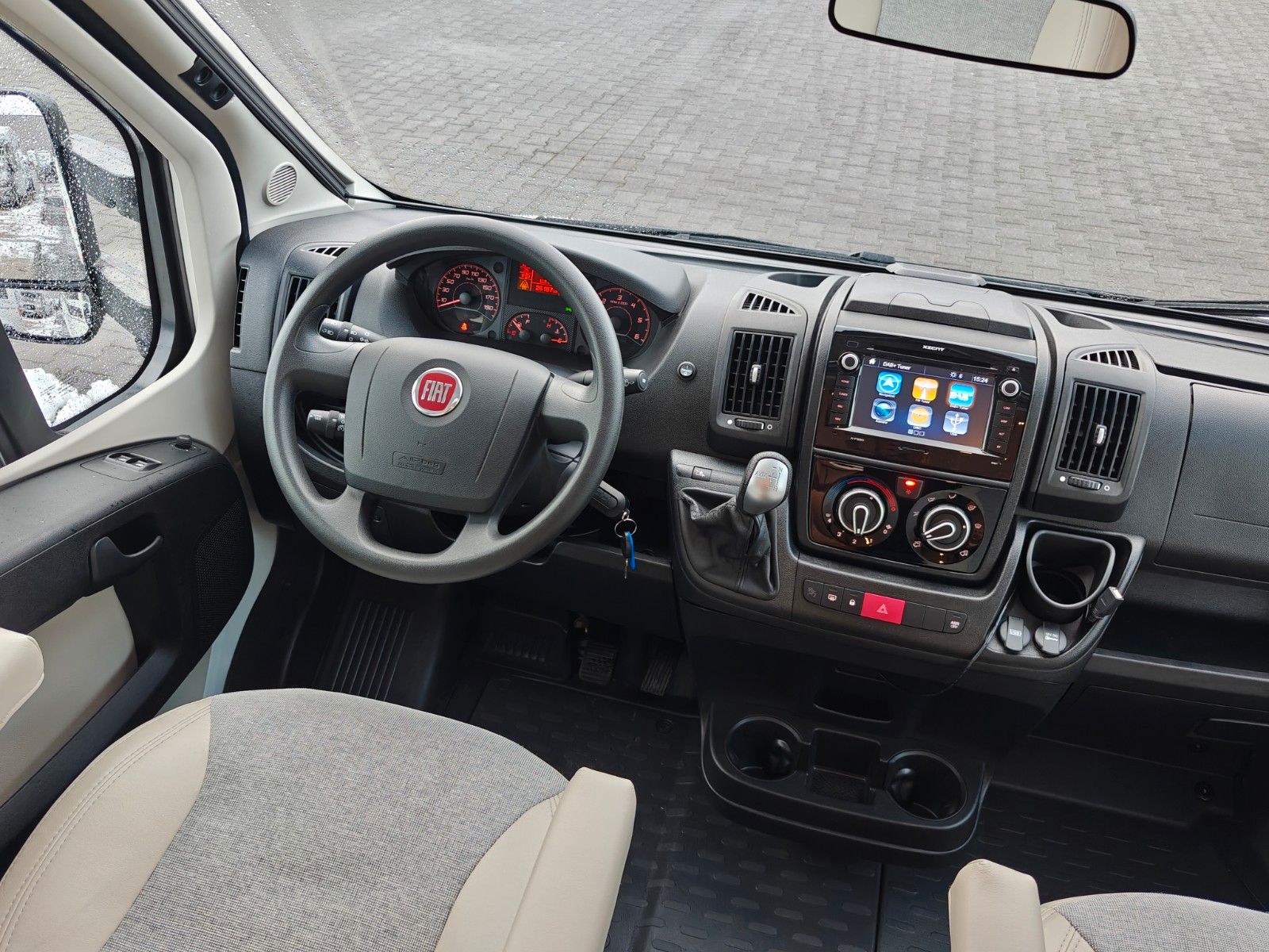 Fahrzeugabbildung Carado T-348 - Automatik, SAT, TV, 2x Solar, Hubbett -