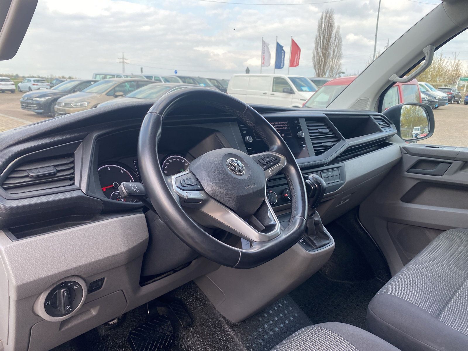 Fahrzeugabbildung Volkswagen T6 Transporter 2.0 TDI T6.1 lang Klima Navi ACC