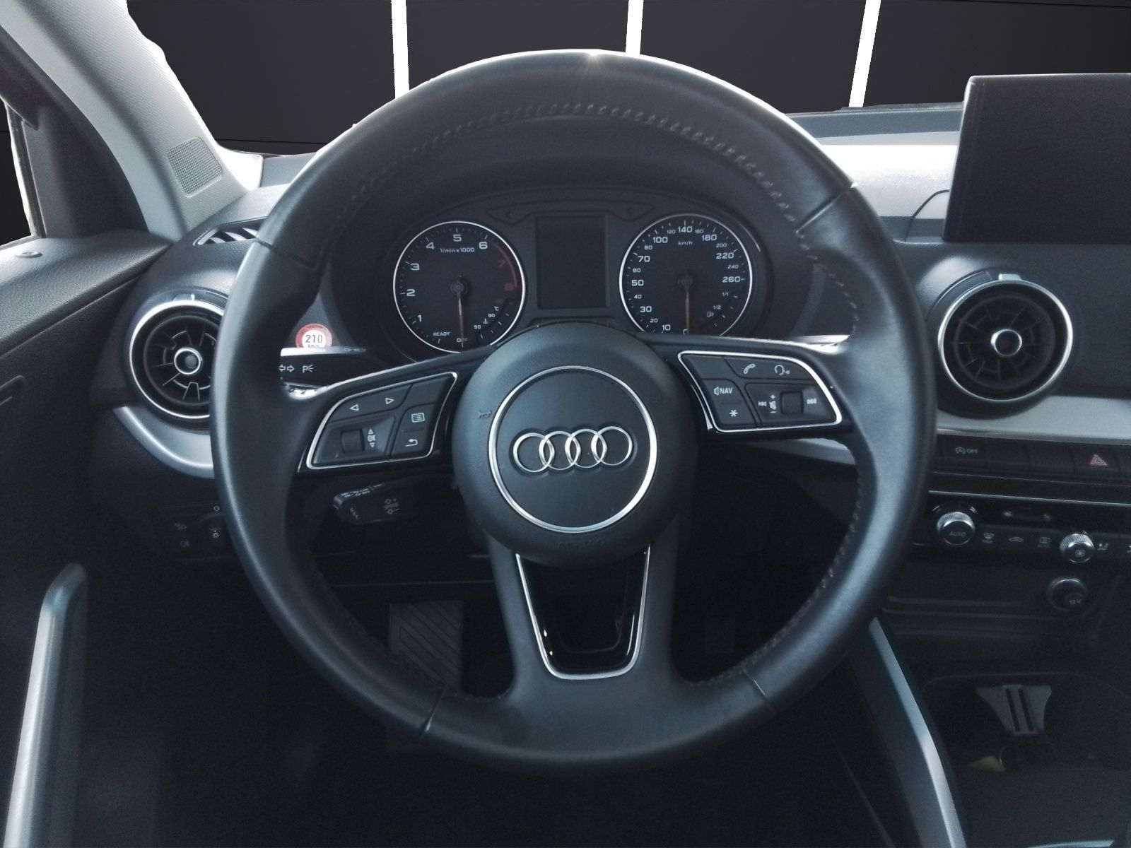 Fahrzeugabbildung Audi Q2 30 TFSI sport LED NAVI SOUND PDC SHZ LM