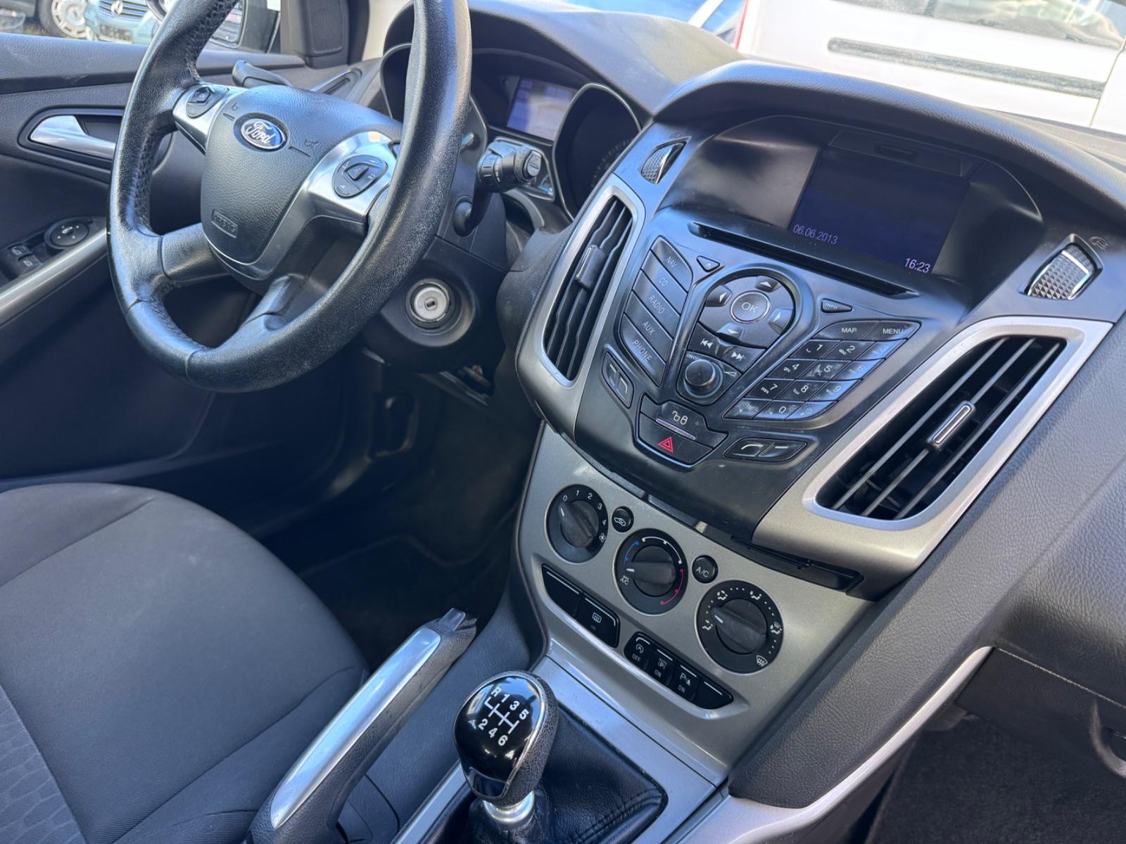 Ford Focus 2013 — photo 16