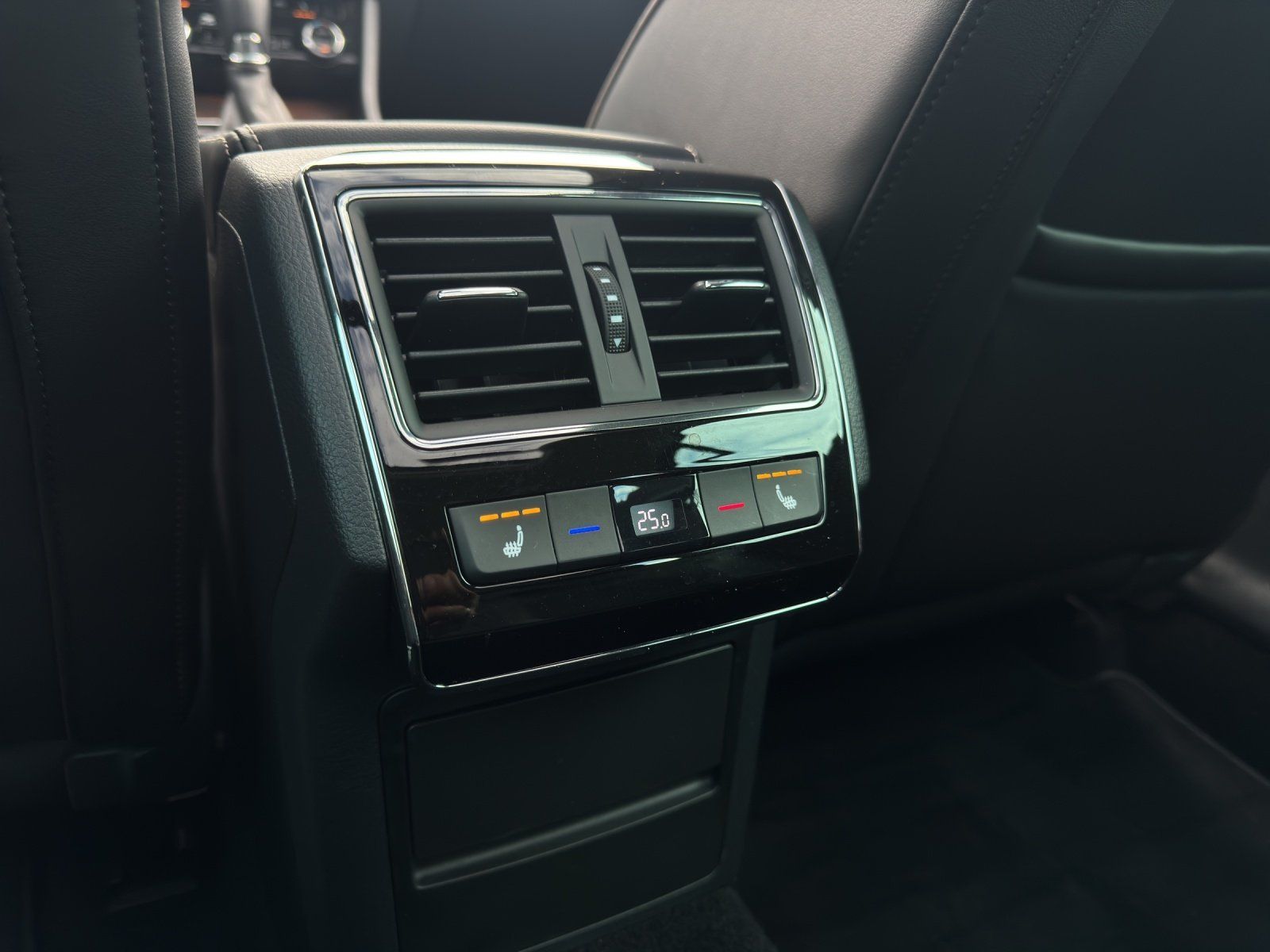Fahrzeugabbildung SKODA Superb Combi 2.0 TSI Scout Final 4x4/AHK/PANO/