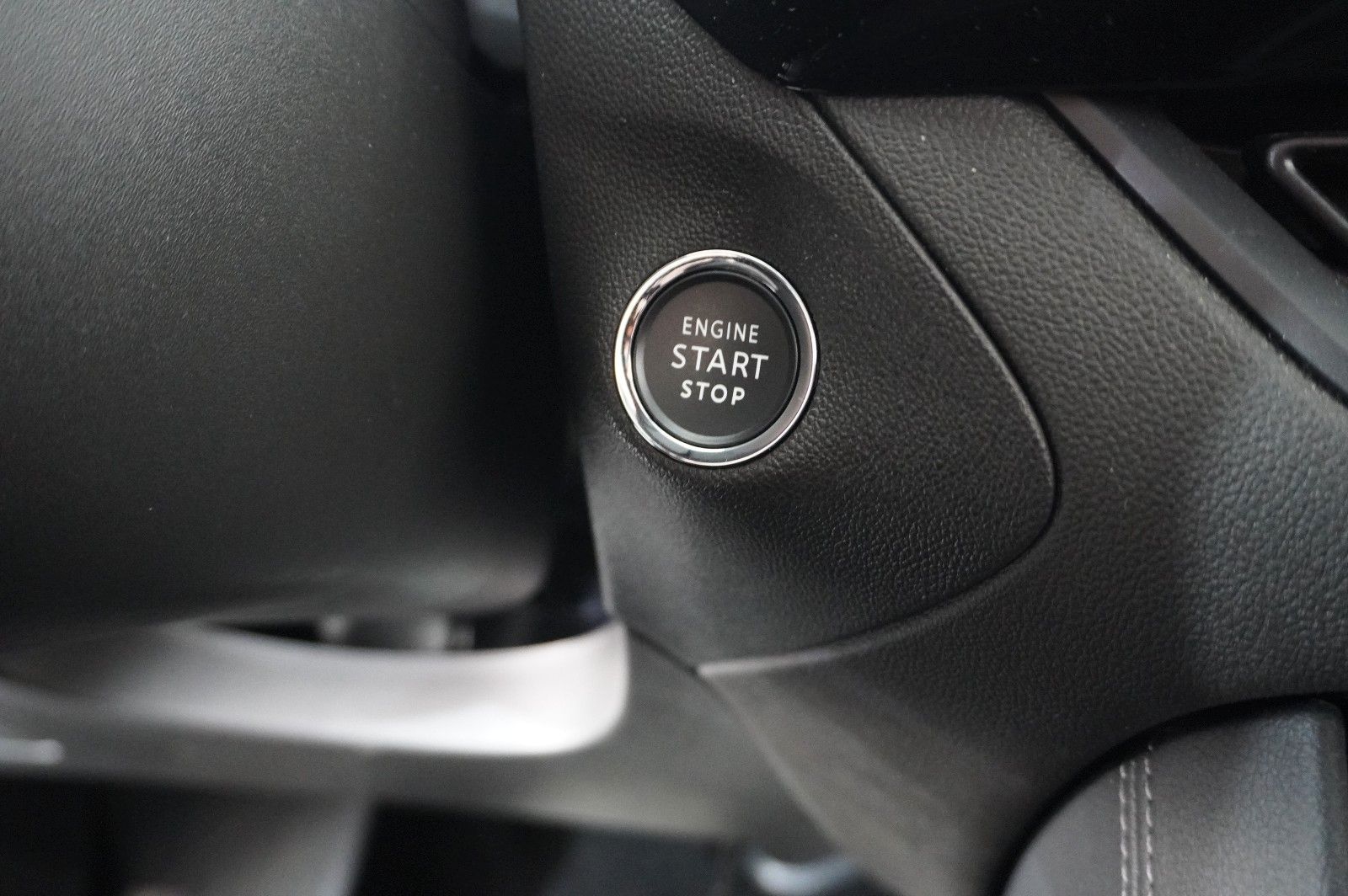 Fahrzeugabbildung Opel Grandland (X) 1.6T GSe HYBRID 4X4 NAVI/LED/SPORT