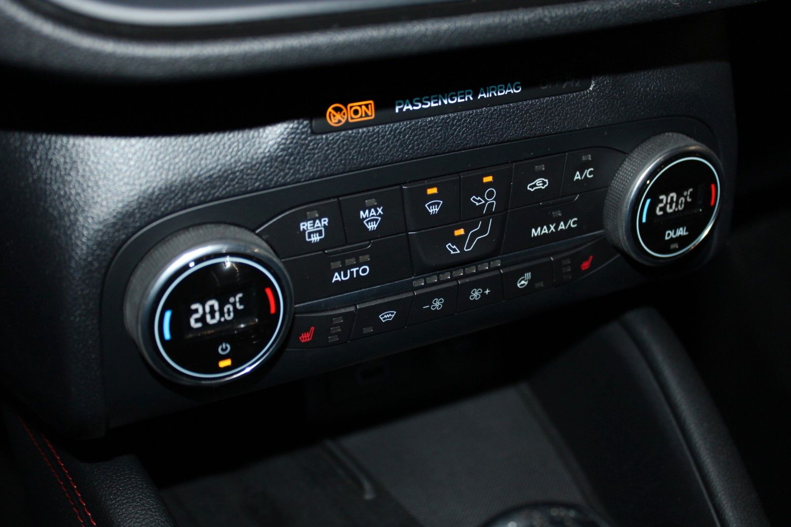 Fahrzeugabbildung Ford Kuga ST-Line X LED AHK Winter Technologie Paket