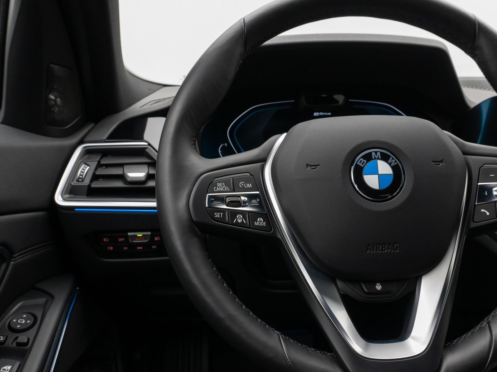 Fahrzeugabbildung BMW 330e Sport Line Kamera Laser HUD DAB H/K Komfort