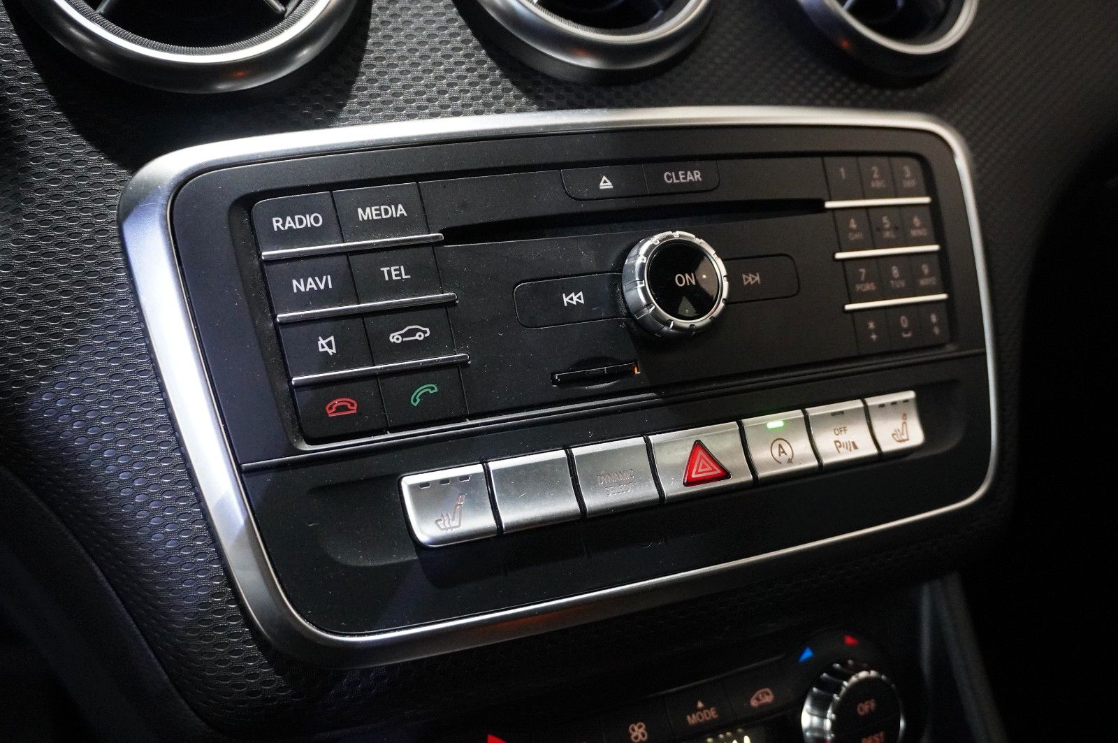 Fahrzeugabbildung Mercedes-Benz A 200 LIM. AMG LINE NAVI/LED/KAMERA/SPORT/SH/AHK
