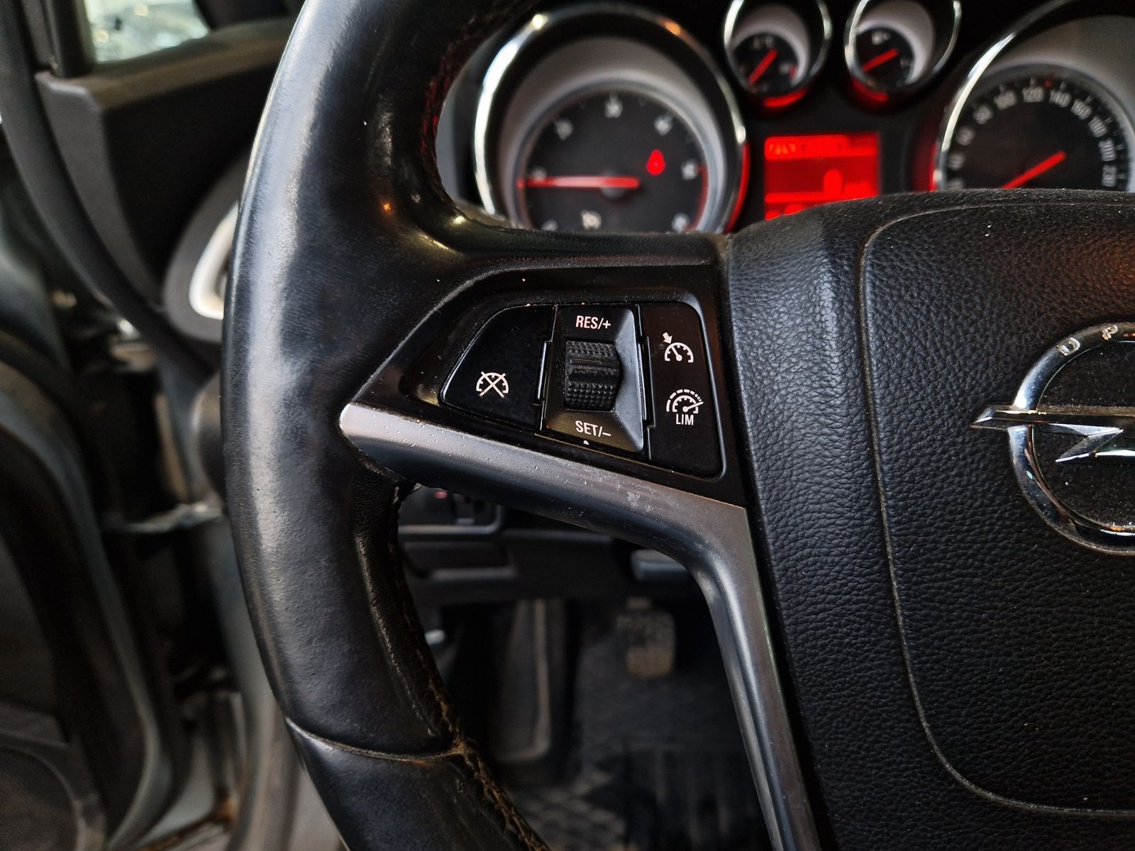 Fahrzeugabbildung Opel Astra J Sports Tourer Innovation XENON NAVI