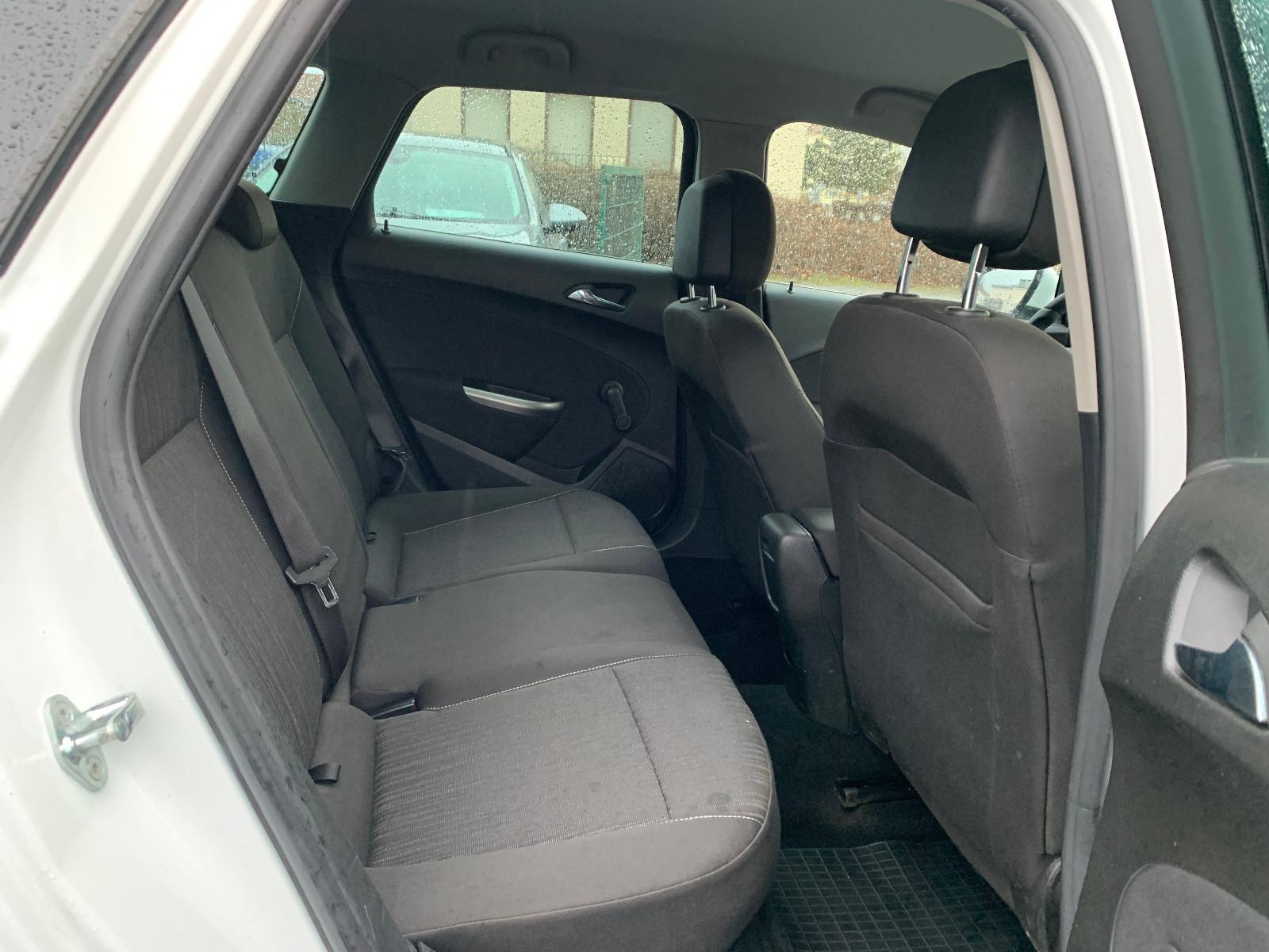 Opel Astra 2011 — photo 14