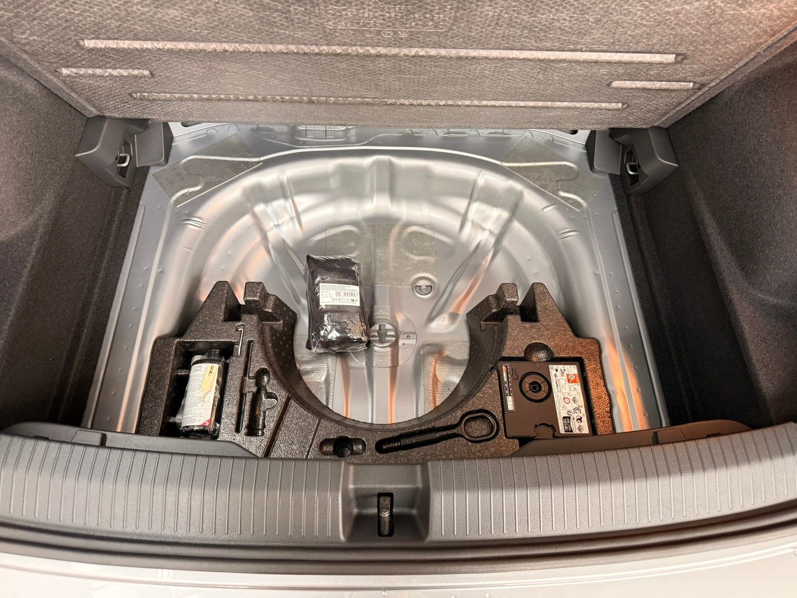 Fahrzeugabbildung Volkswagen T-Roc R-Line 1,5 TSI DSG + Black Style +Pano+ACC