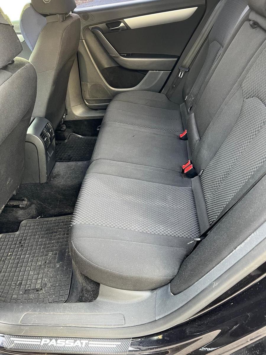 Volkswagen Passat 2011 — photo 12
