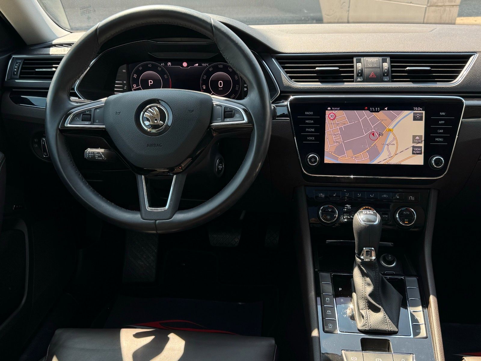 Fahrzeugabbildung SKODA Superb 2.0 TSI L&K Canton Pano Mem. ACC AHK LED