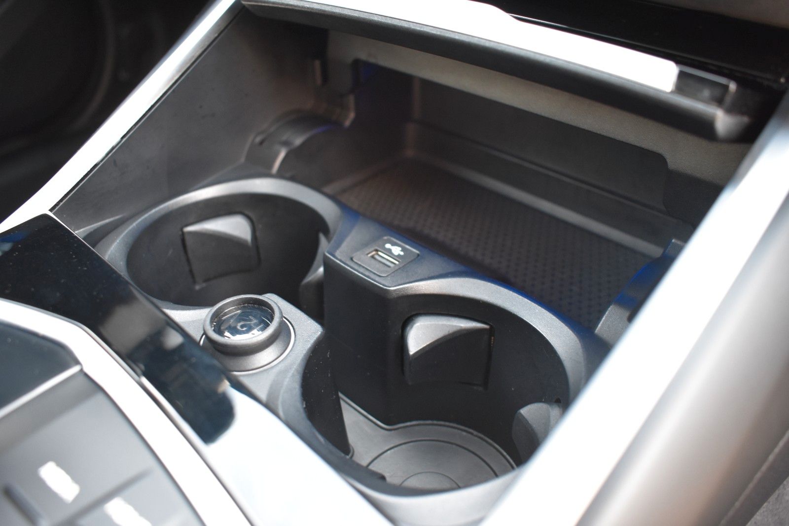 Fahrzeugabbildung BMW 318d Touring SPORT-L/M-SPORT/SHADOW/LED/DAB/PDC