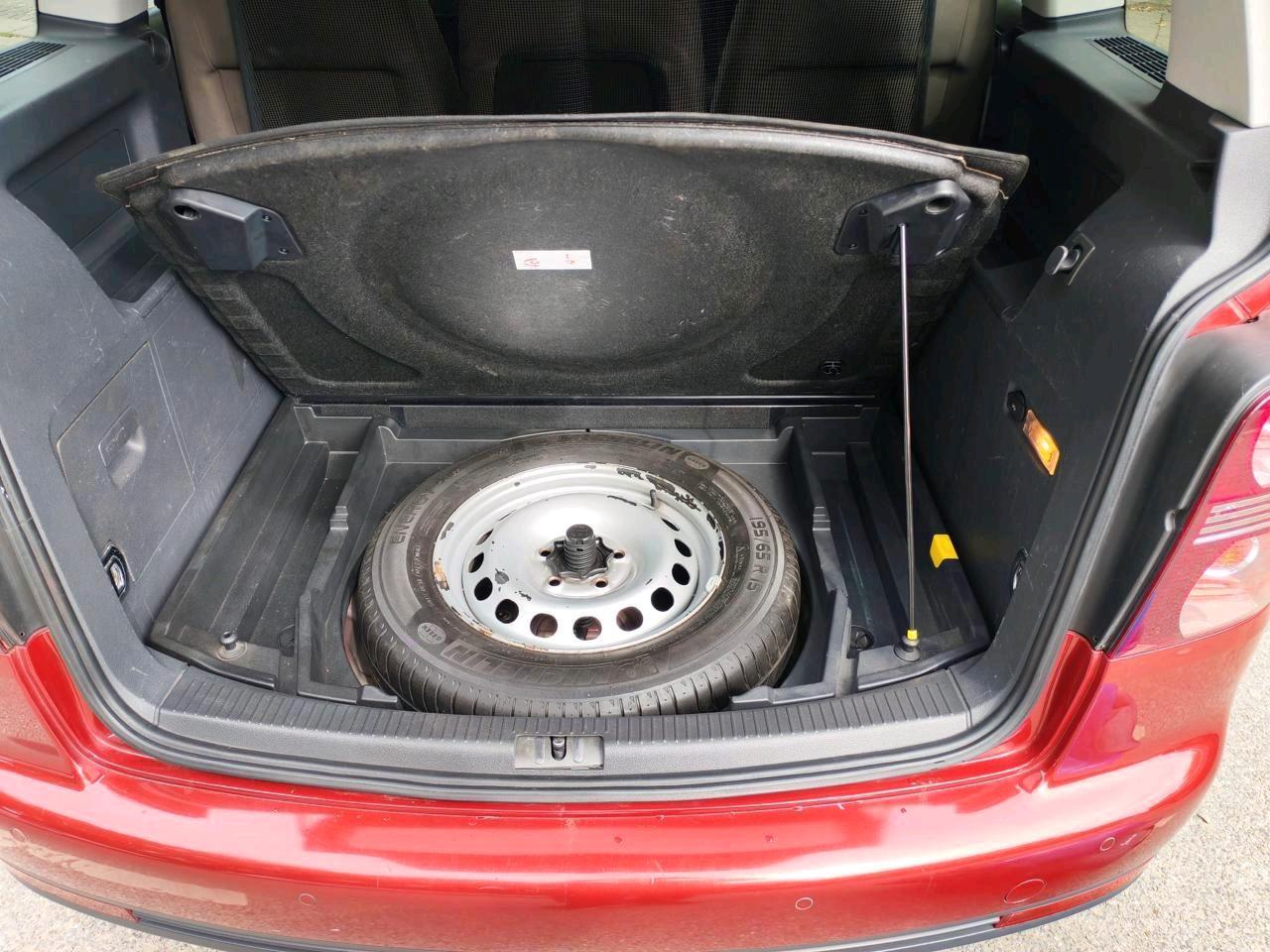 Volkswagen Touran 2007 — rear view