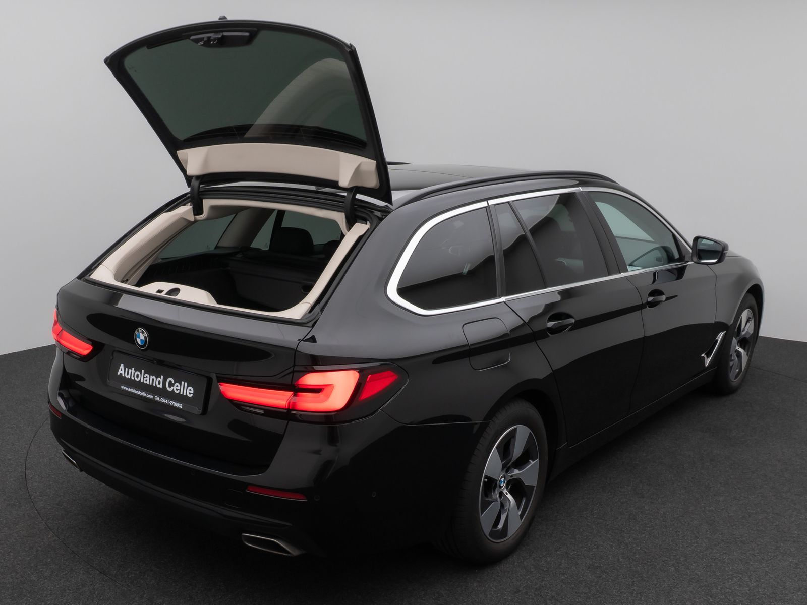 Fahrzeugabbildung BMW 520d xD Panorama Kamera HUD DAB H/K AHK Leder