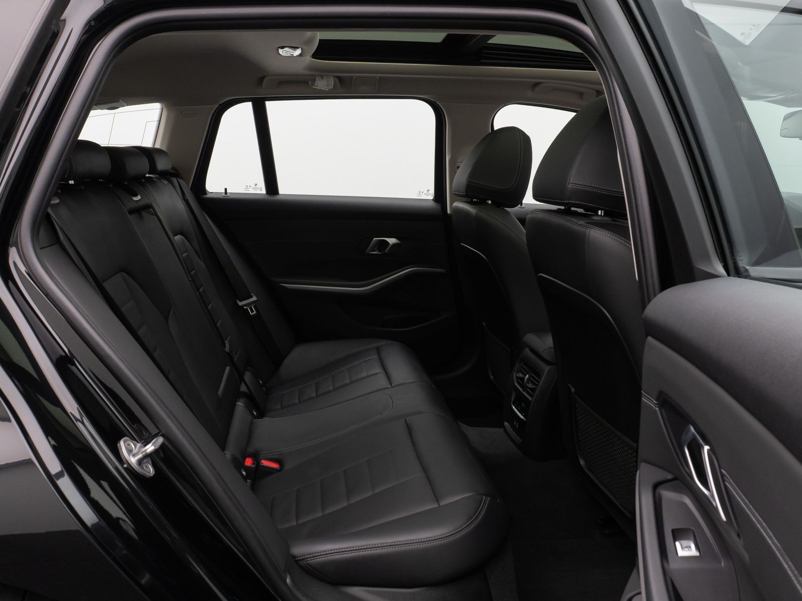 Fahrzeugabbildung BMW 330e Panorama 360° Laser HUD DAB HiFi AHK ACC