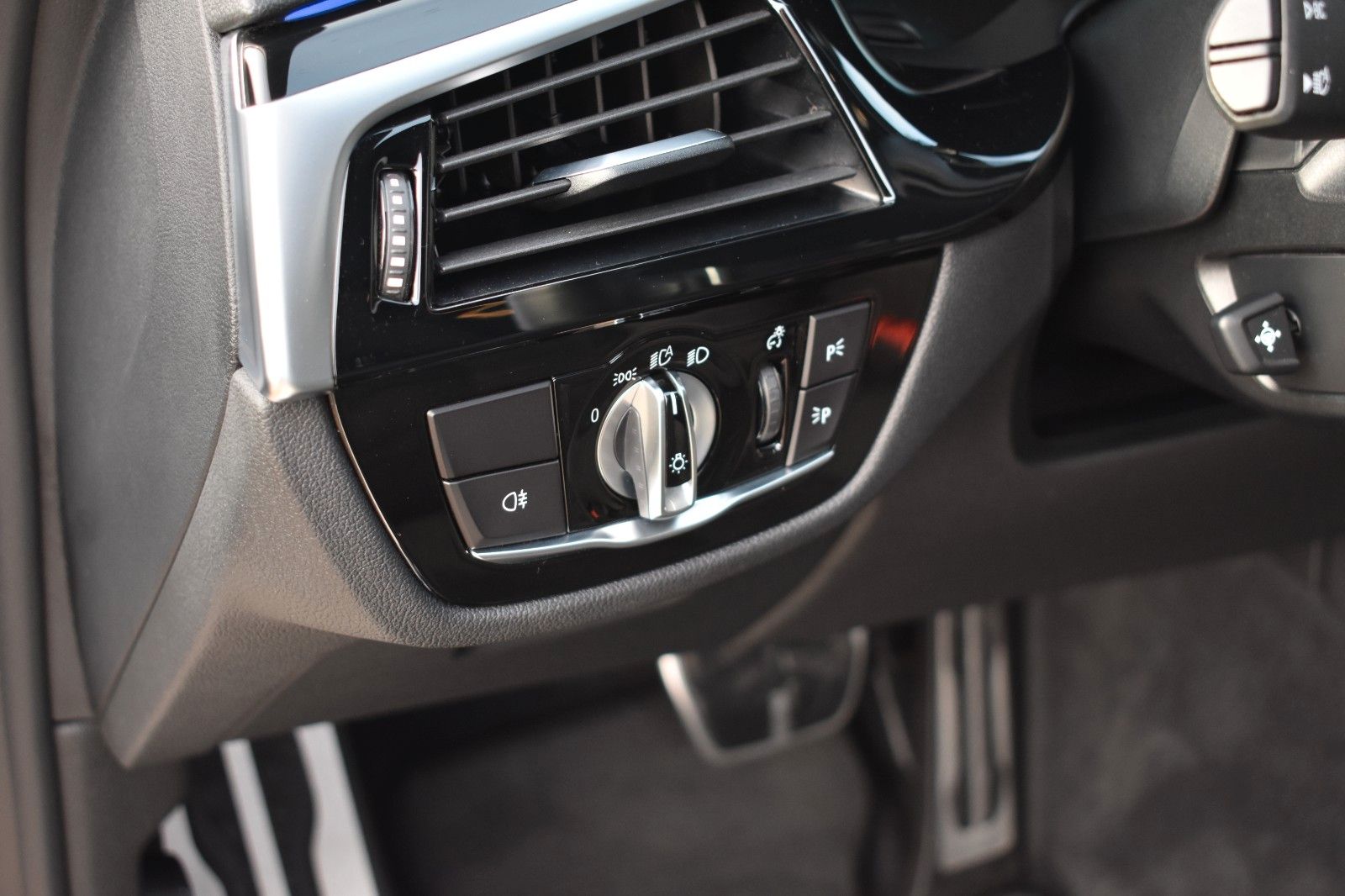 Fahrzeugabbildung BMW M550 i Limo. xDrive DAB Gestik Massage HUD ATM