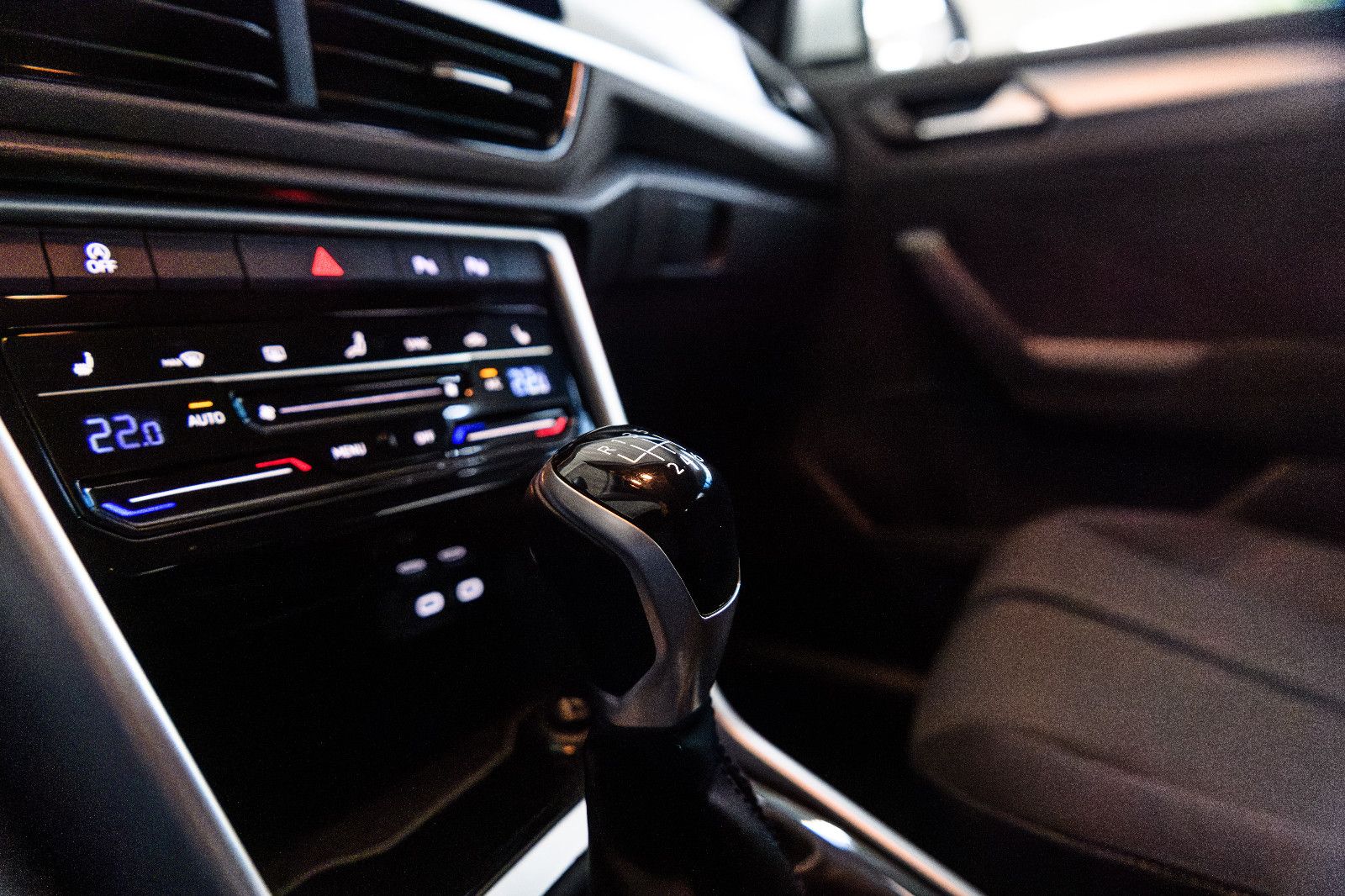 Fahrzeugabbildung Volkswagen T-Roc Life 1.0 TSI NAVI+PDC+SHZ+APP