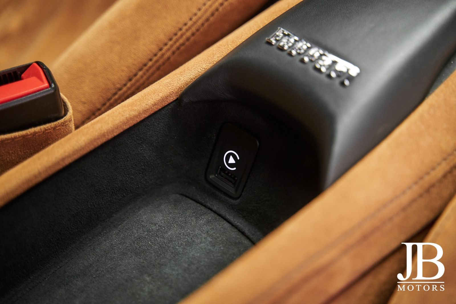 Fahrzeugabbildung Ferrari F8 Tributo Carbon Lift Racing Seat CarPlay
