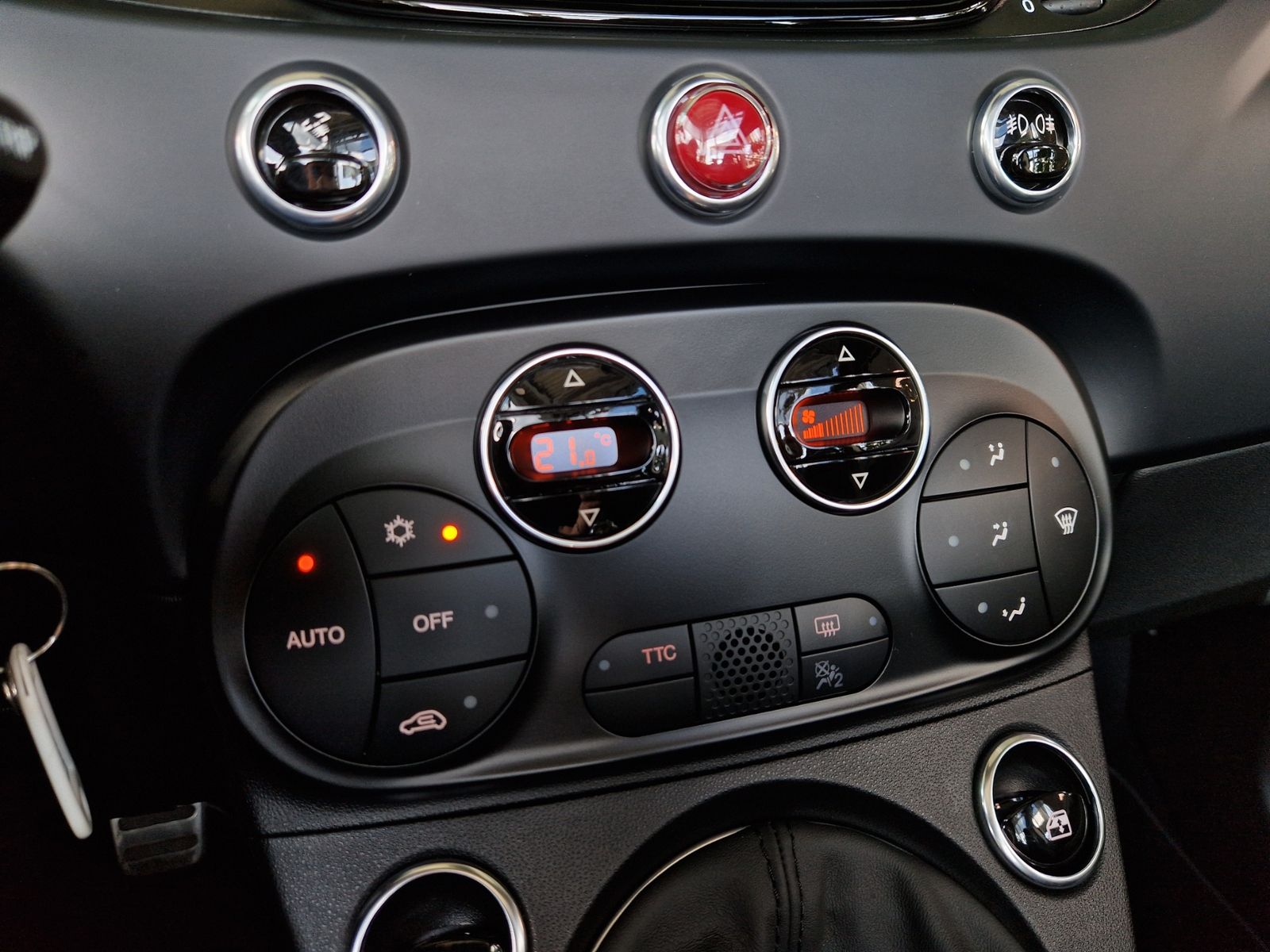 Fahrzeugabbildung Abarth 695C Turismo BEATS NAVI LEDER