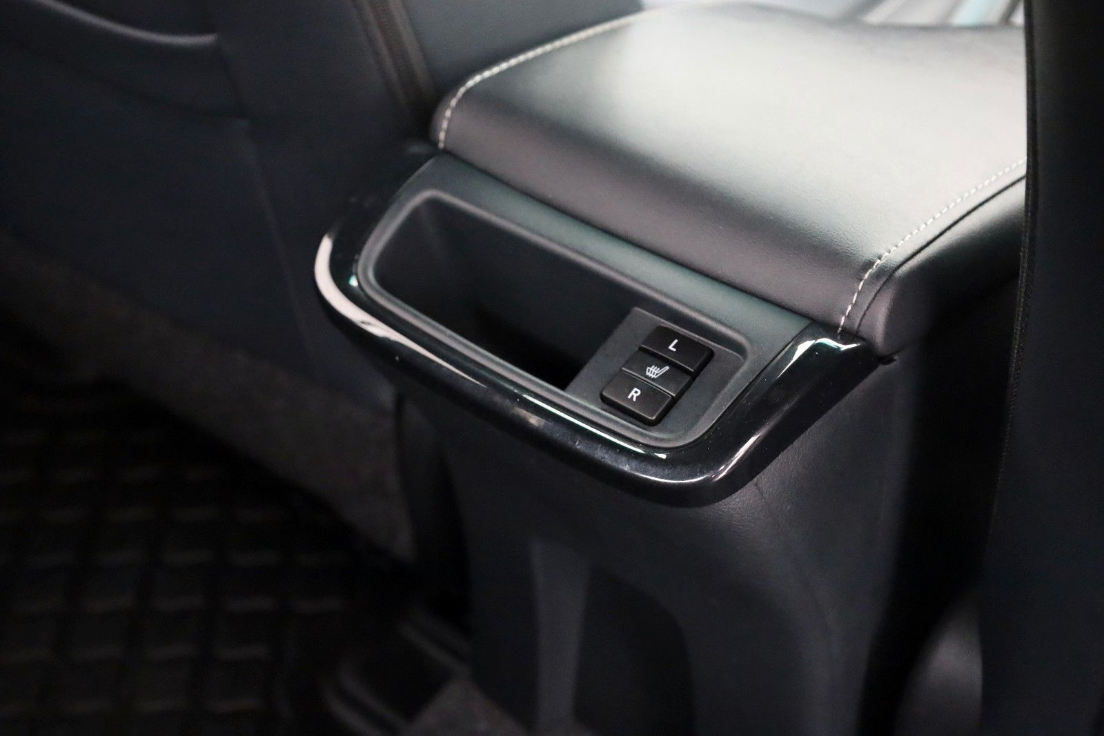 Fahrzeugabbildung Toyota Hilux 2.8 D-4D Invincible,4x4,ACC,SR+Allterrain