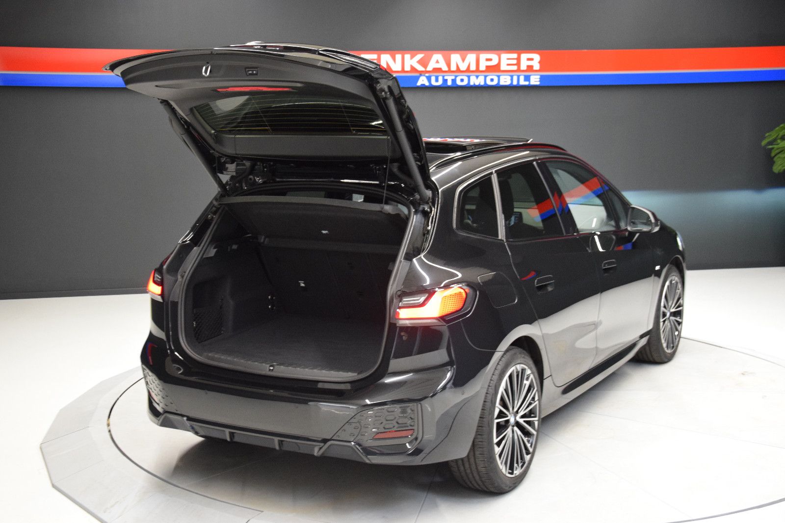 Fahrzeugabbildung BMW 218i Active Tourer M Sport Pano HuD ACC h/k