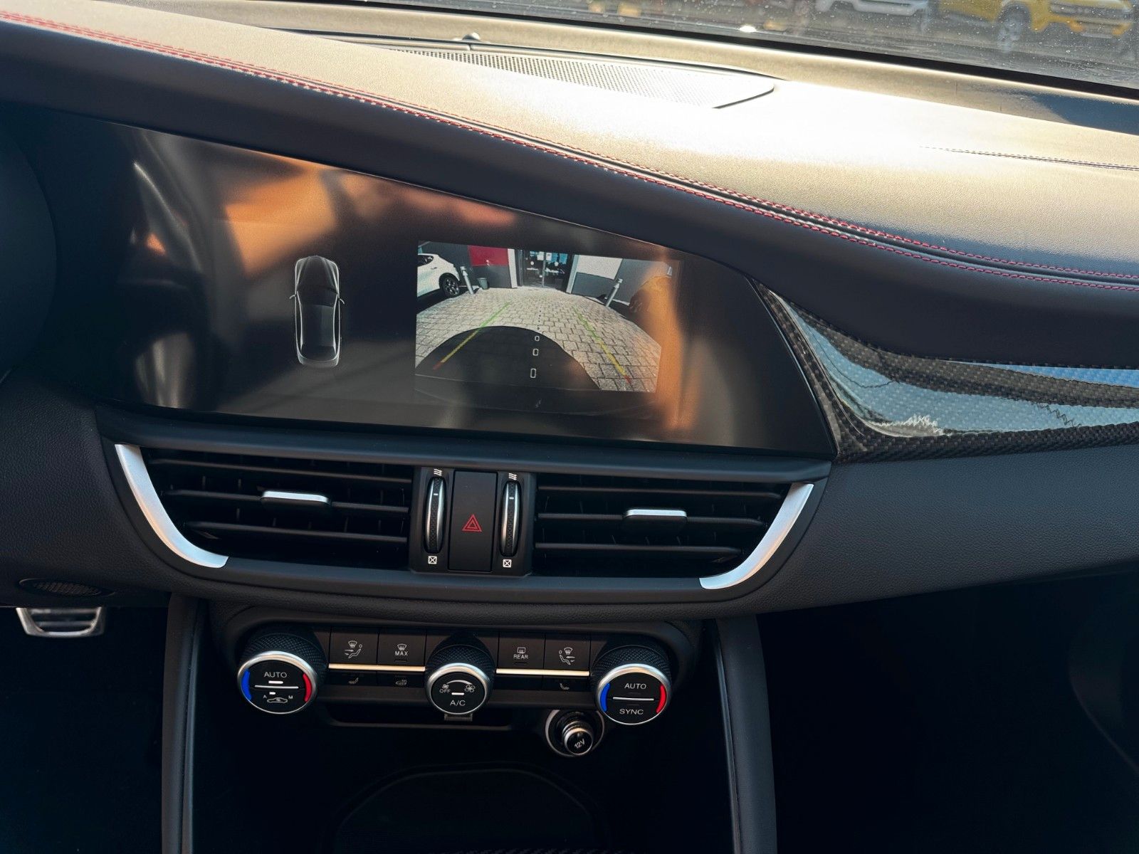 Fahrzeugabbildung Alfa Romeo Giulia 280 PS Q4 Estrema Panorama Navi Carbon
