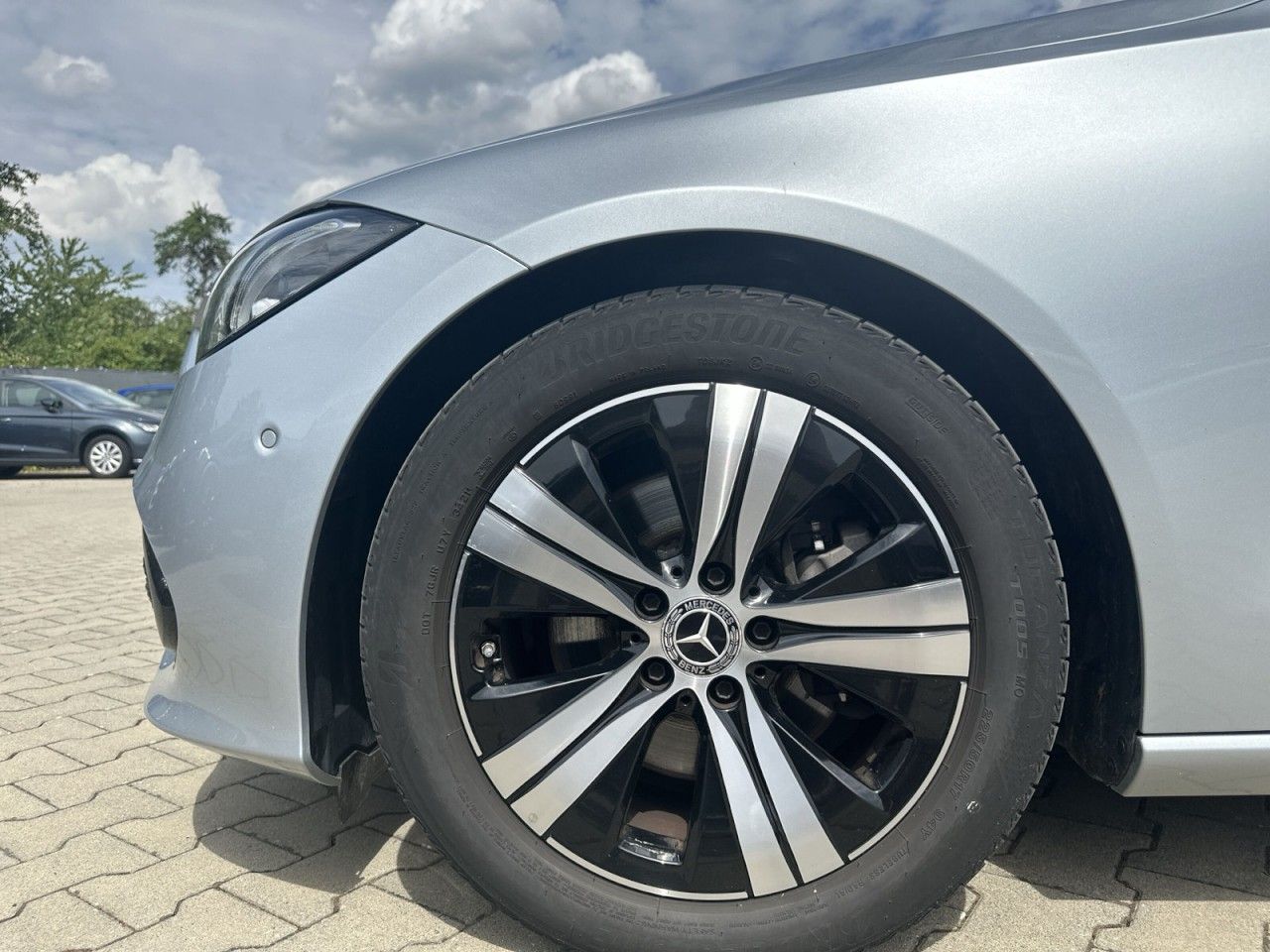 Fahrzeugabbildung Mercedes-Benz C-KLASSE C 200 204PS-Cam*Avantgarde* - mit KI generiert/bearbeitet
