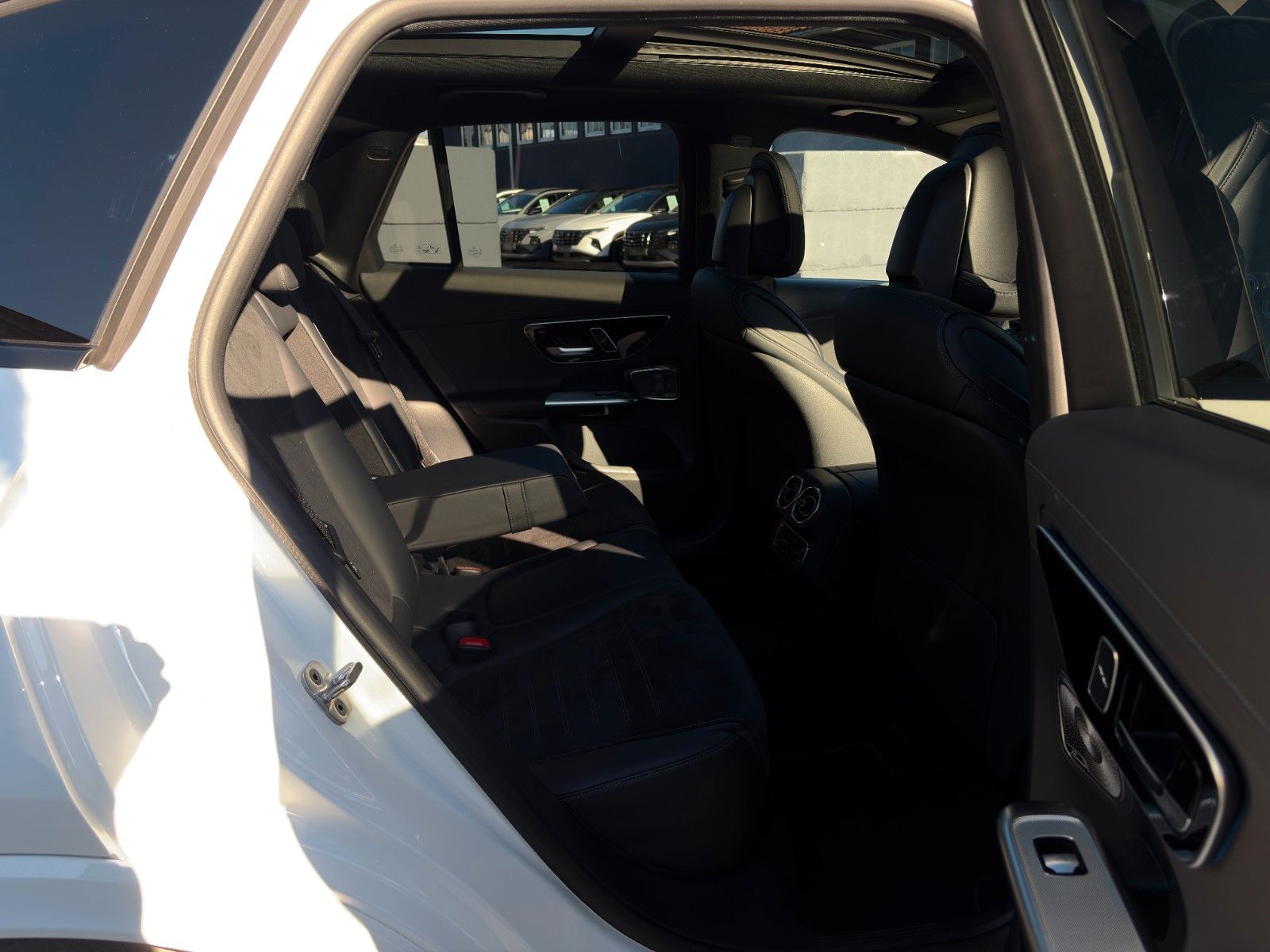 Fahrzeugabbildung Mercedes-Benz GLC 200 4M AMG + Pano Standhzg Burmester ACC AHK