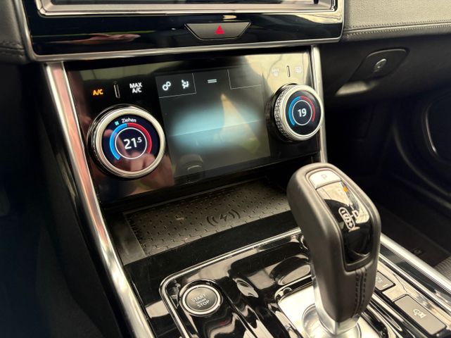 Fahrzeugabbildung Jaguar XE D180 Black+1.Hand+Leder+360°+ACC+Schiebedach