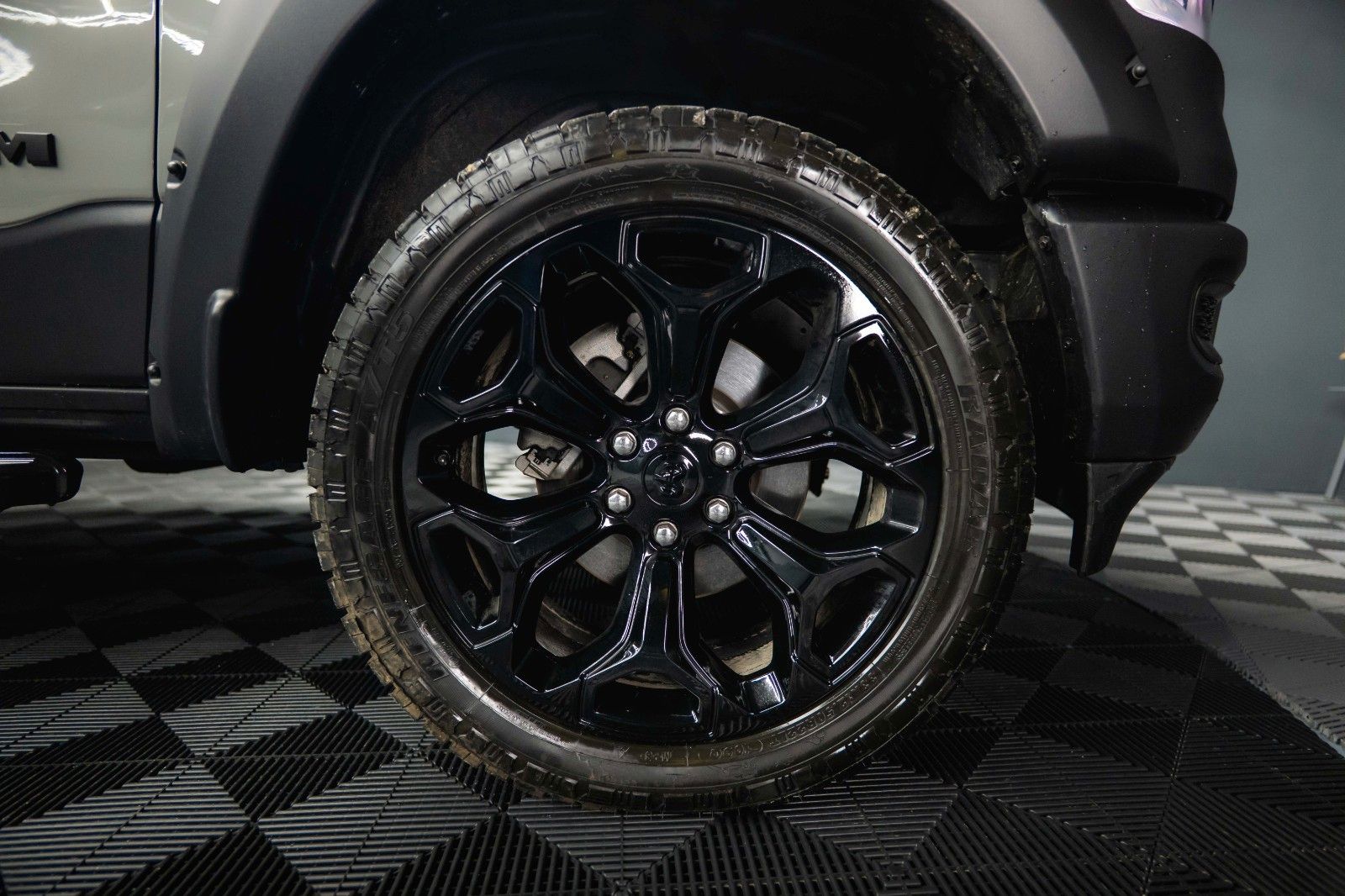 Fahrzeugabbildung Dodge RAM 5.7 V8 HEMI 4x4 NIGHT Laramie ARMY STYLE 19%