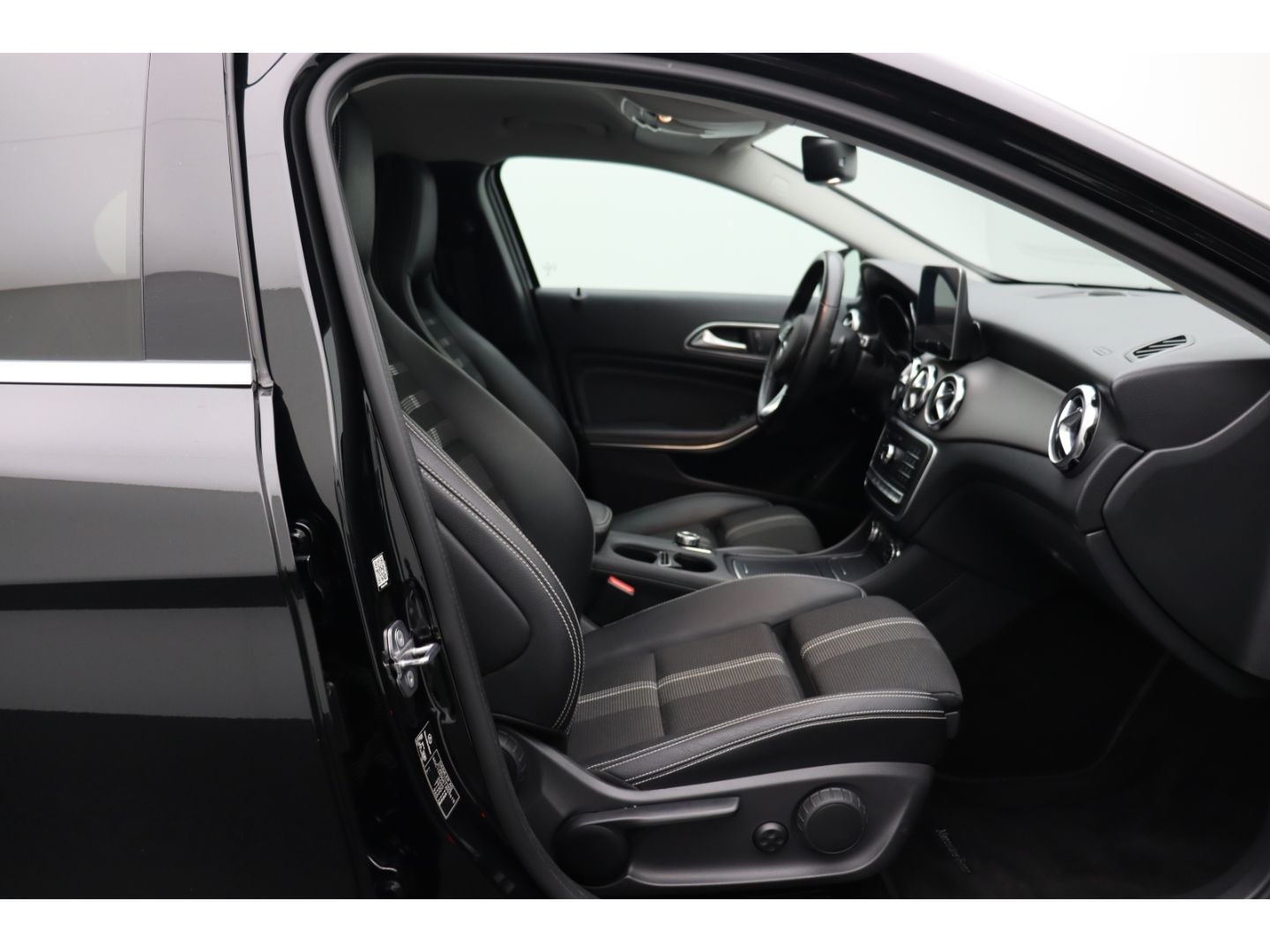 Fahrzeugabbildung Mercedes-Benz GLA 220 CDI d 4Matic Navi LED El. Heckklappe AHK