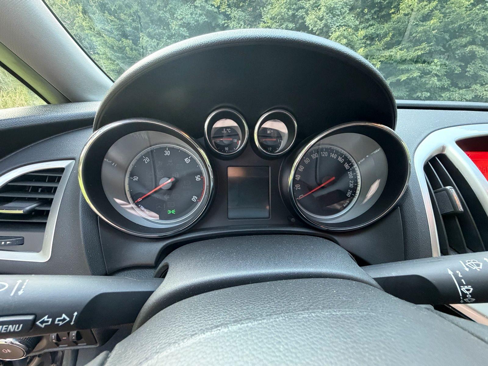 Opel Astra 2013 — photo 11