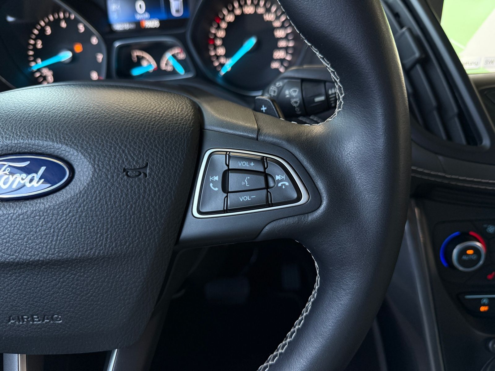Fahrzeugabbildung Ford Kuga Vignale Allrad PANO AHK SONY XENON
