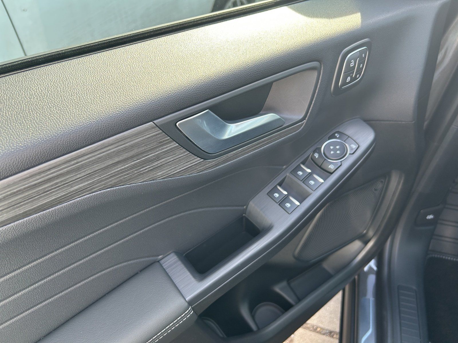 Fahrzeugabbildung Ford Kuga Active X FHEV Glas Dach Winter P. LM 20Z