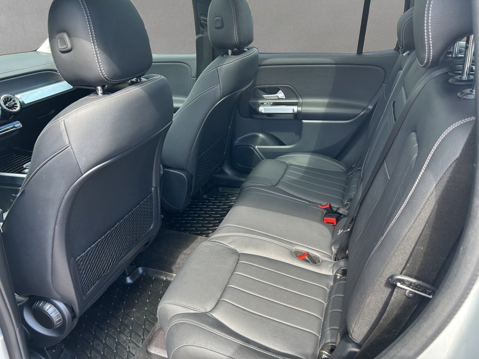 Fahrzeugabbildung Mercedes-Benz GLB250 Progr DISTR Pano MLED HighEndMBUX orig.KM
