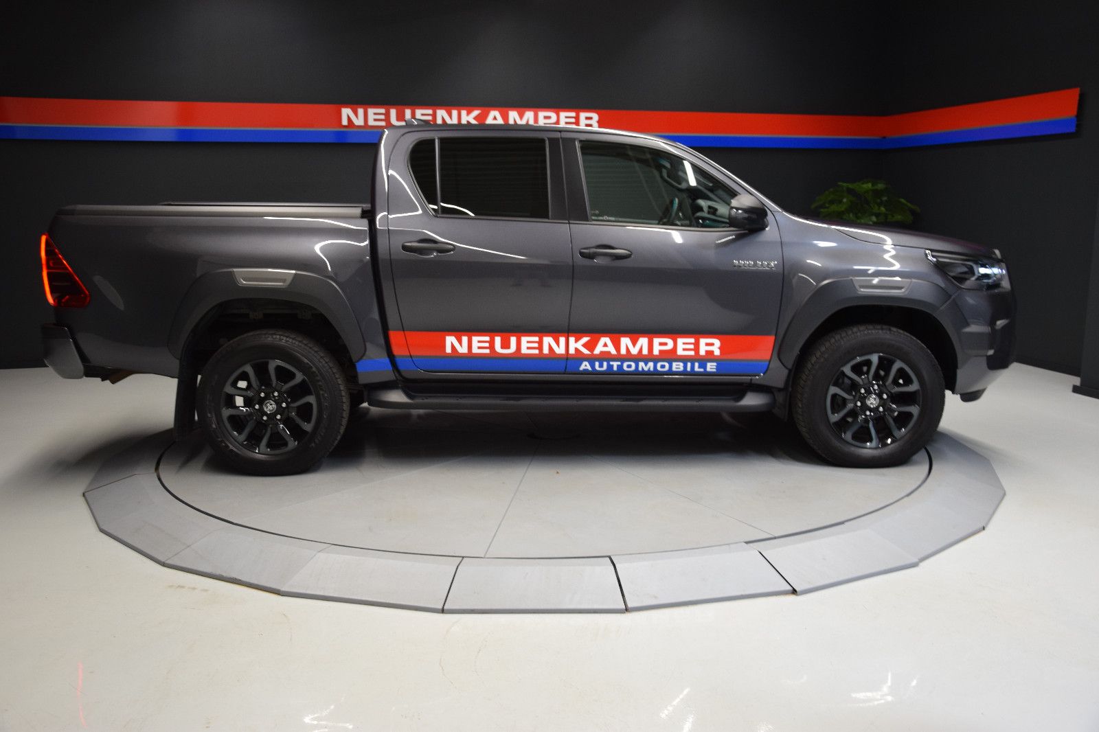 Fahrzeugabbildung Toyota Hilux 4x4 Invincible DoKa AHK JBL Keyless LED