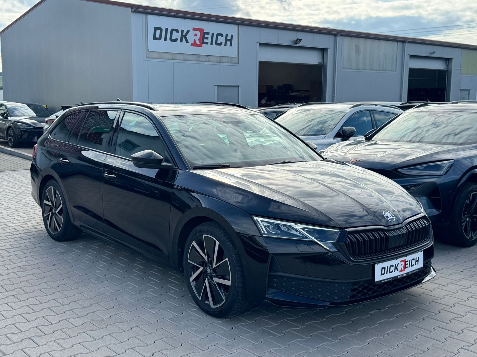 Fahrzeugabbildung SKODA Octavia 1.5 DSG Sportline PANO*MATRIX*AHK*5J.GAR