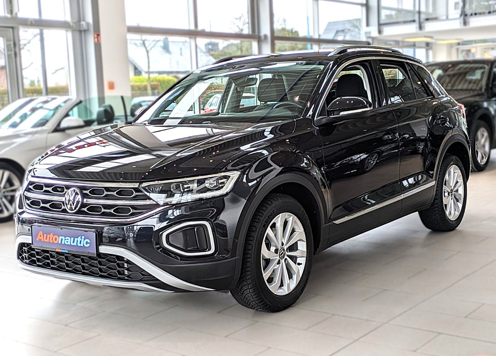 Fahrzeugabbildung Volkswagen T-Roc 2.0 TDI STYLE NAVI SHZ ACC LED CAM AHK