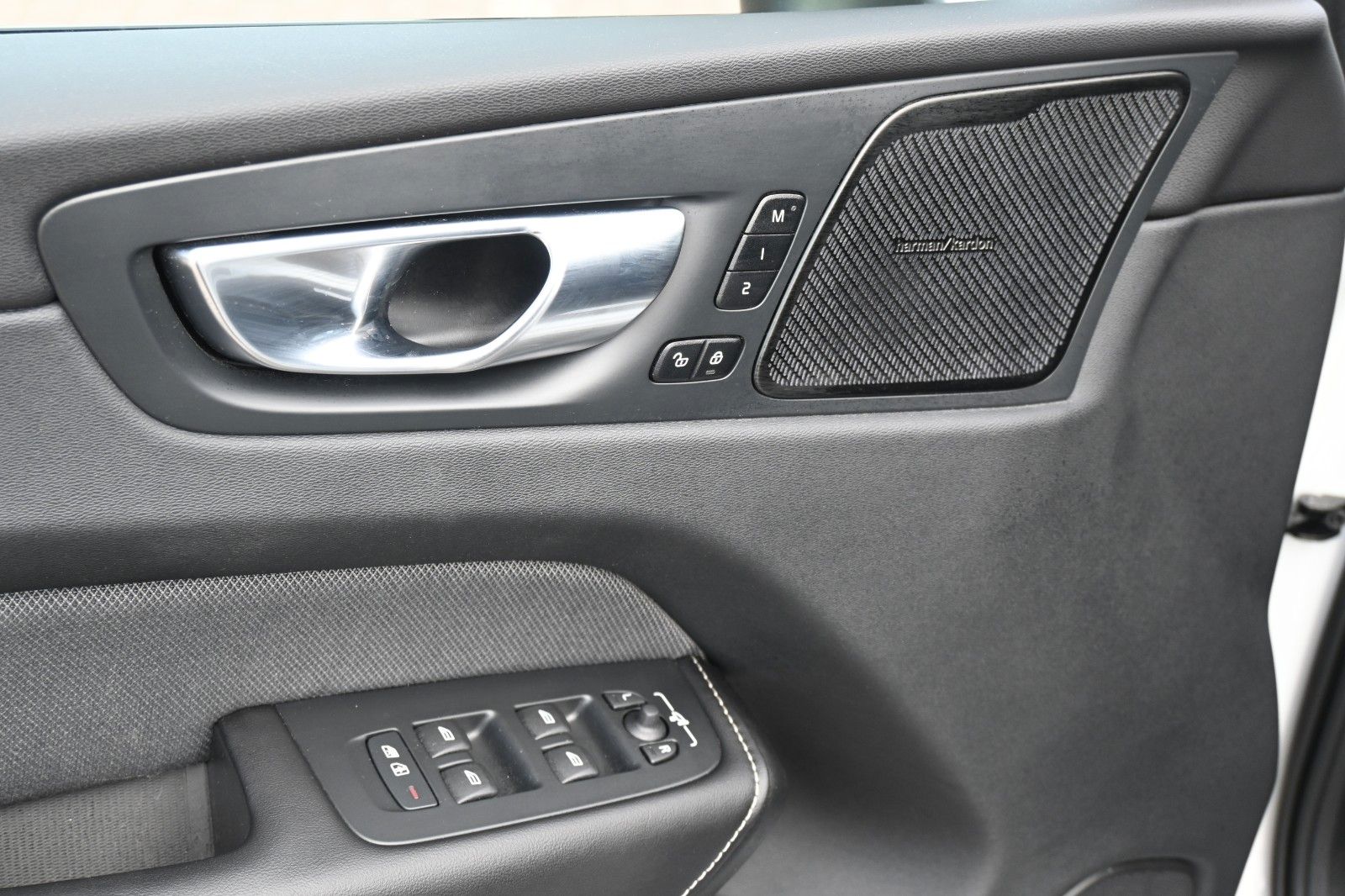 Fahrzeugabbildung Volvo XC60 B4 Ultimate Dark AWD*LUFT*360°*SDTHZG*LED