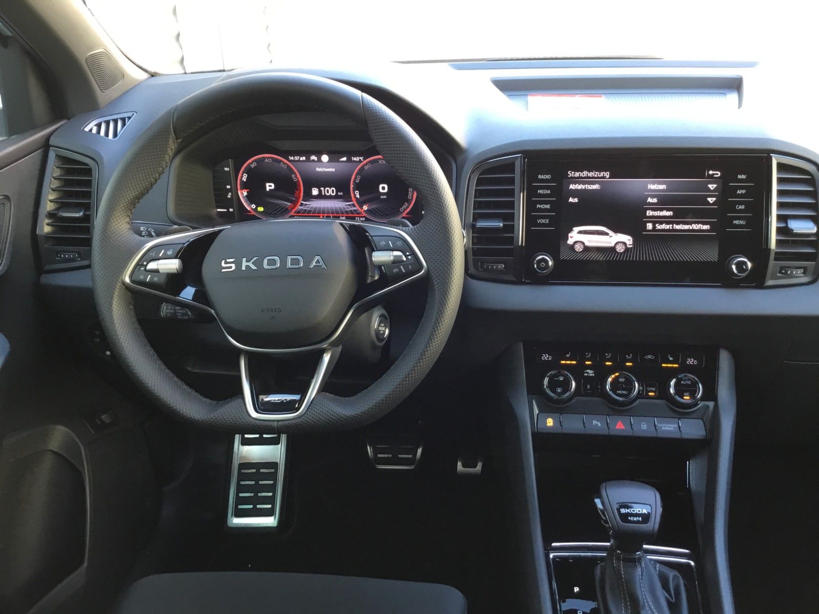 Fahrzeugabbildung SKODA Karoq 2.0l TSI DSG 4x4 Sportline+Pano+Standheizu