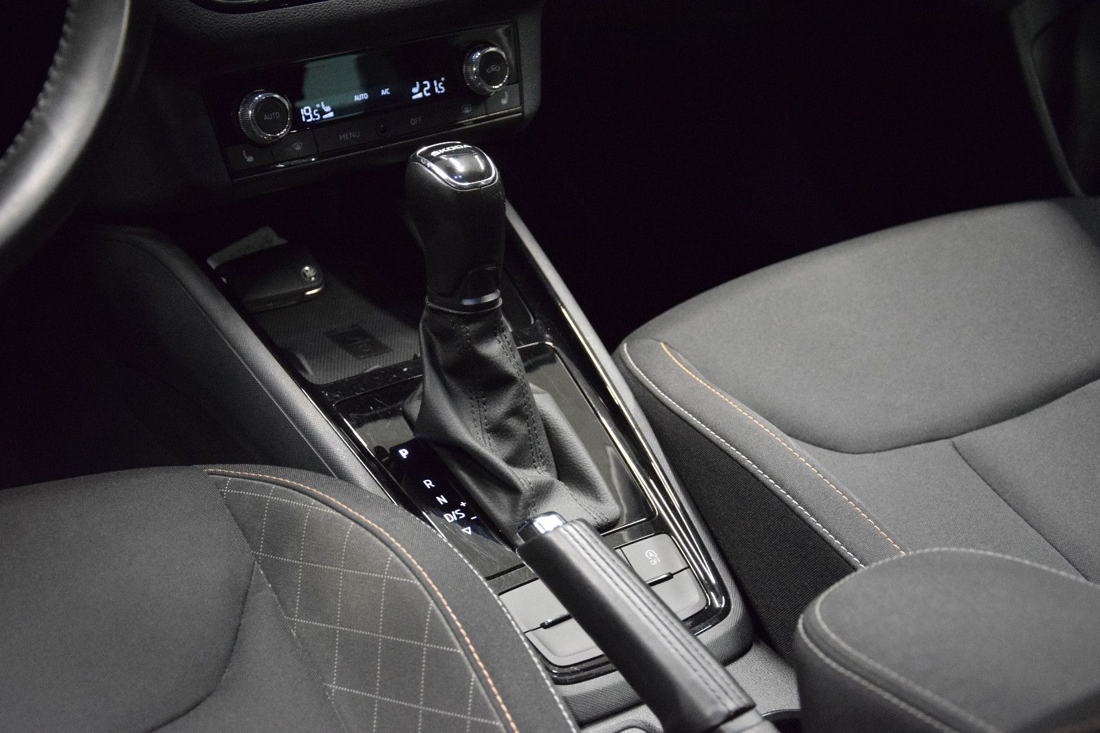 Fahrzeugabbildung SKODA Kamiq Ambition TDI DSG AHK Business Amundsen LED