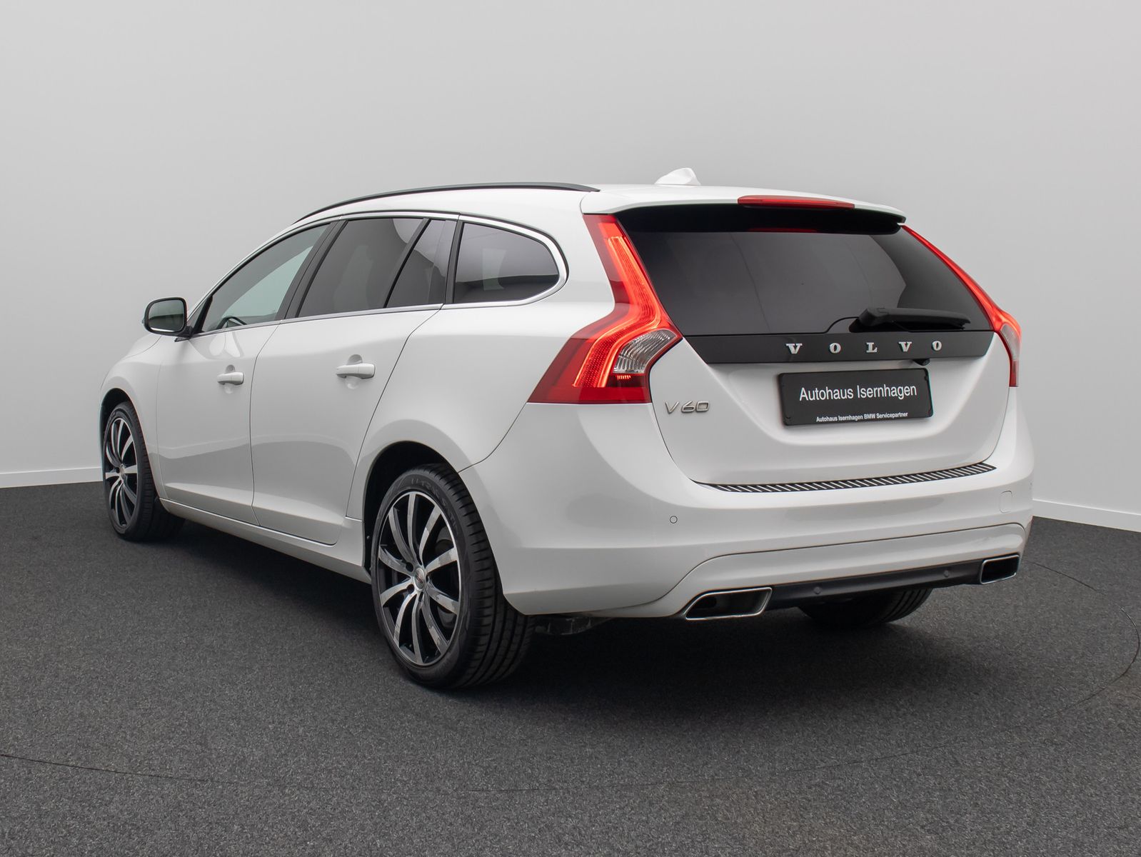 Fahrzeugabbildung Volvo V60 Summum AWD Kamera ACC GSD Memory TotwinkelAs