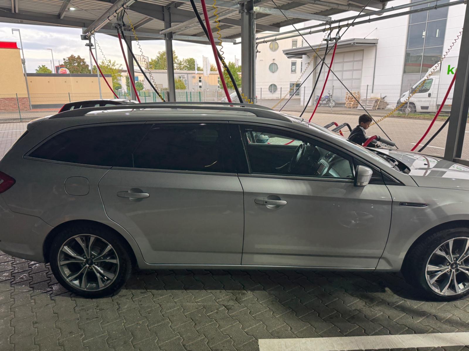 Ford Mondeo 2011 — rear view