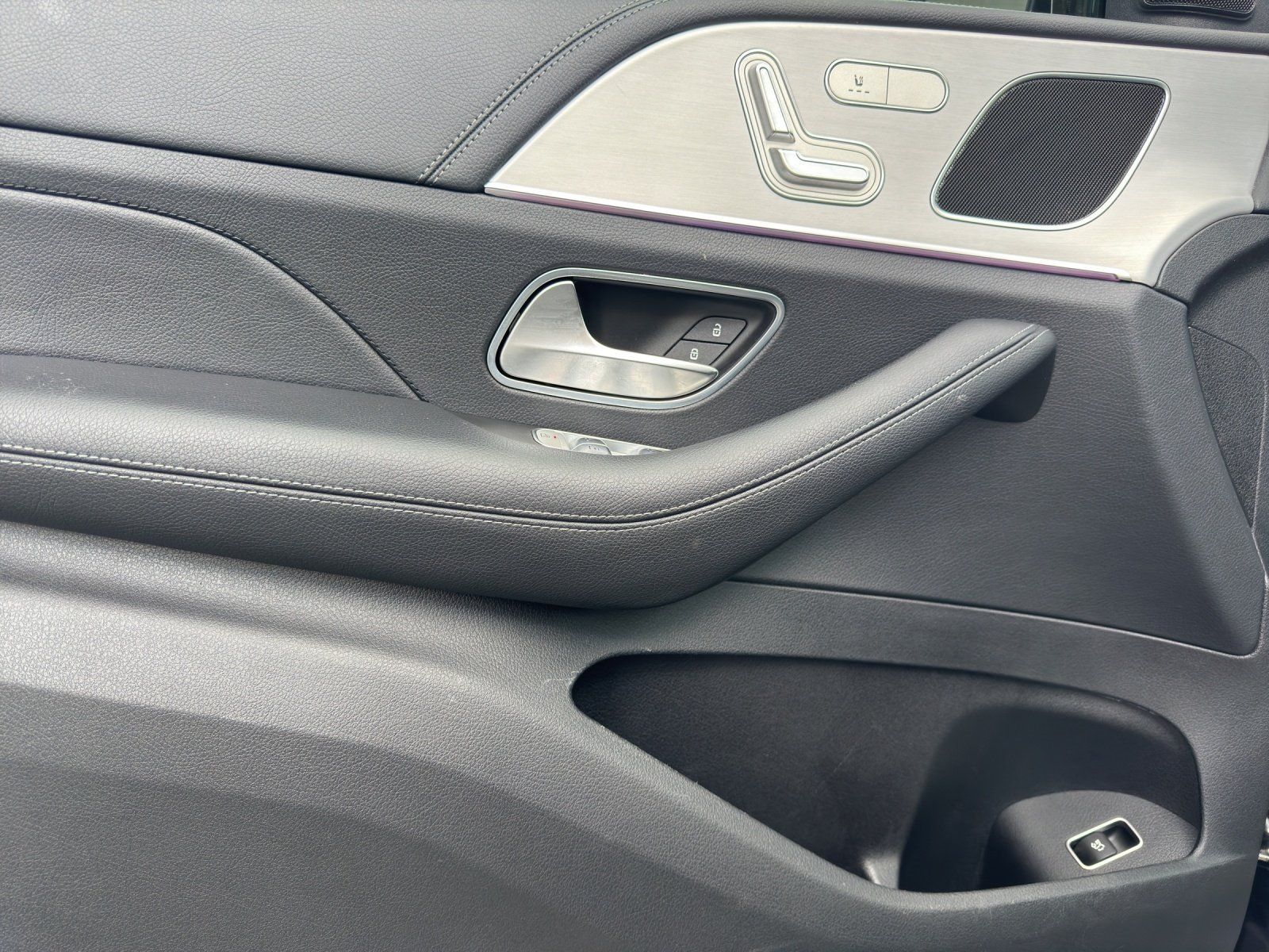 Fahrzeugabbildung Mercedes-Benz GLE300d 4M AMG int DISTRO Pano AHK Trittbret HUD