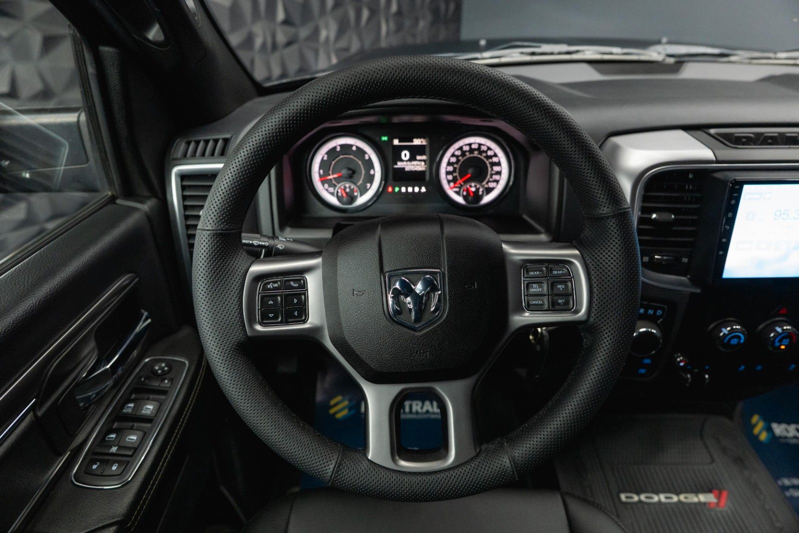 Fahrzeugabbildung Dodge RAM 5.7 V8 HEMI 4x4 OFFROAD Night-Paket LONG 19%