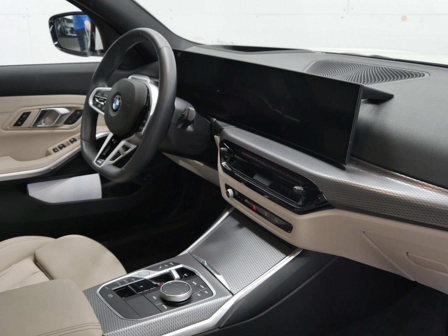 Fahrzeugabbildung BMW 330d xDrive M Sportpaket | Panorama-Glasdach