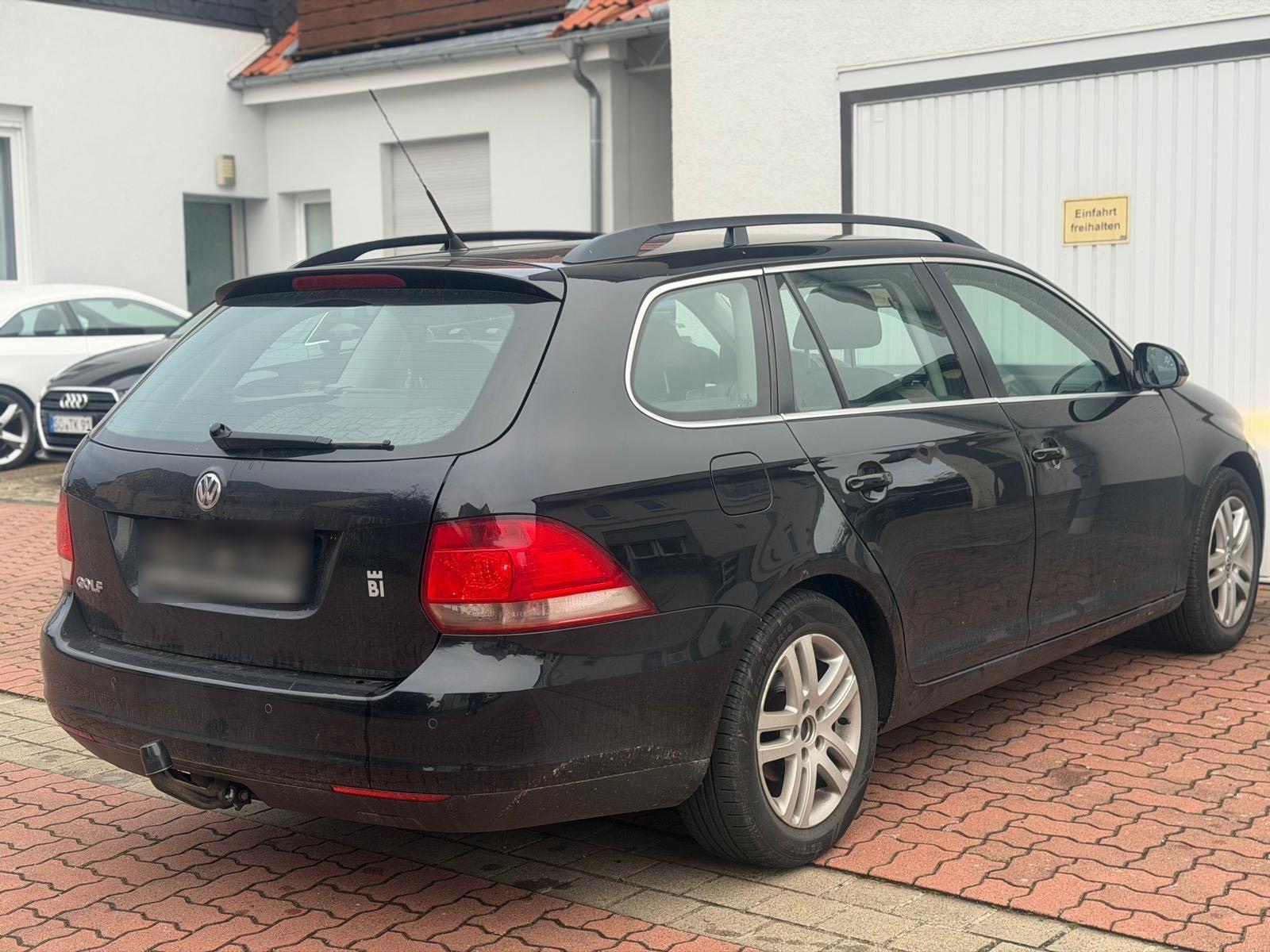 Volkswagen Golf 2010 — салон