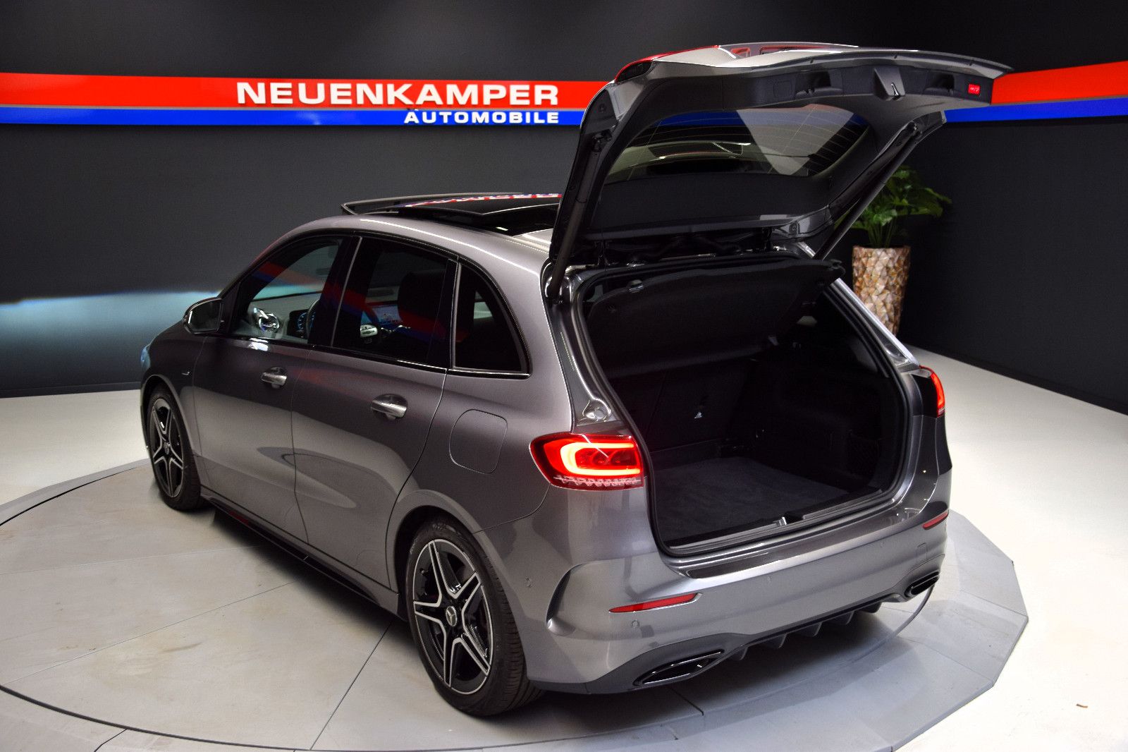 Fahrzeugabbildung Mercedes-Benz B 200 AMG Pano Night LED Kamera Memory Digital