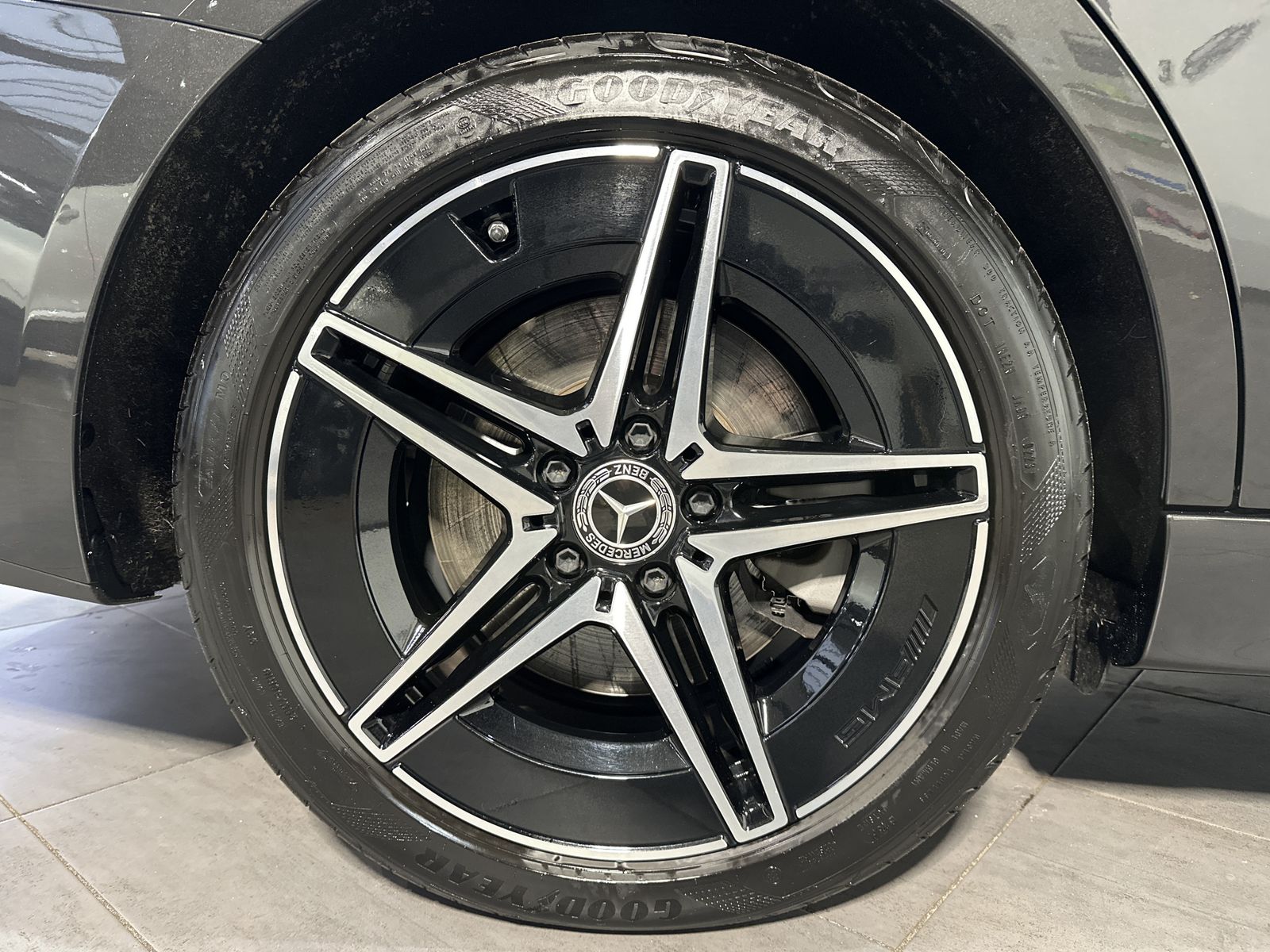 Fahrzeugabbildung Mercedes-Benz C 300e T AMG-Line NAV+LED+PANO+360°+DISTRONIC+PP