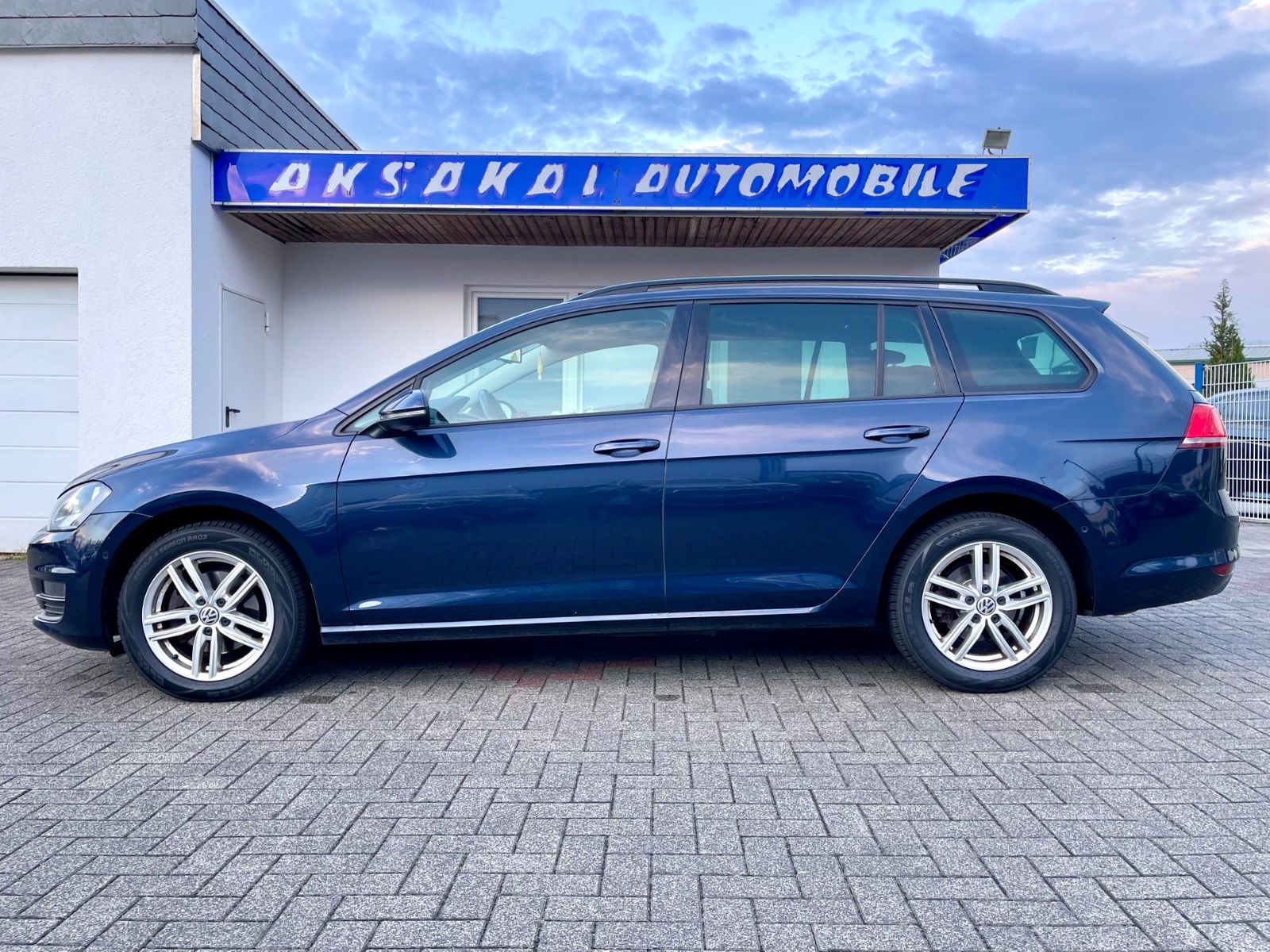 Volkswagen Golf - 1