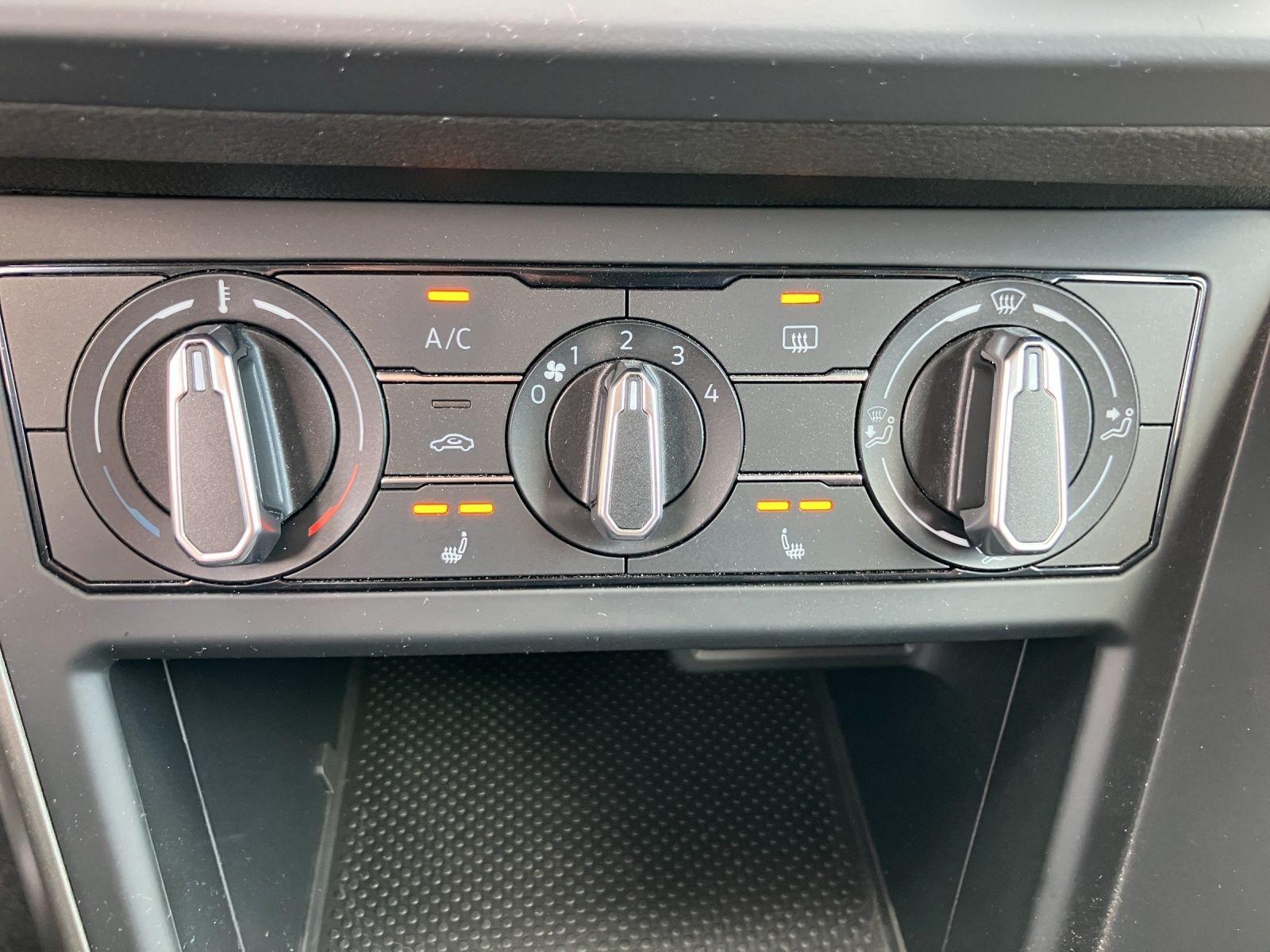 Fahrzeugabbildung Volkswagen Polo 1.0 Comfortline Klima DAB PDC SH
